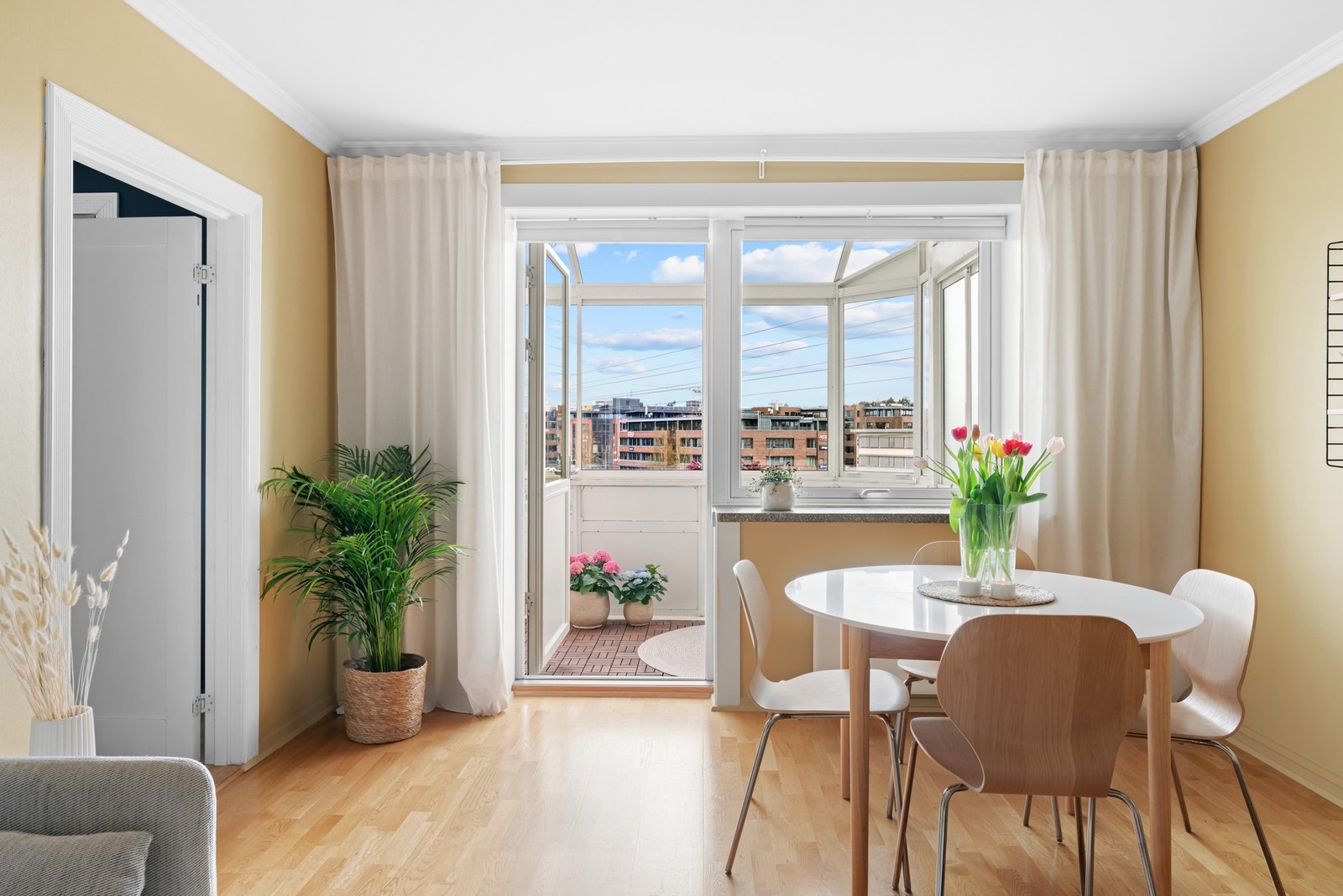 Prost Hallings vei 4 er en lys og pen 3-roms topp- og hjørneleilighet, i sentrale og grønne omgivelser på Teisen. Galleribilde