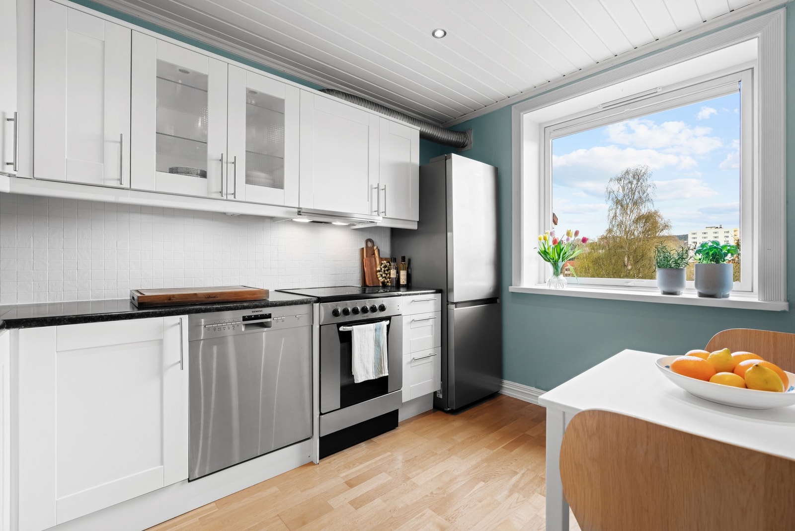 Kjøkkenet ligger i eget rom og innredningen har klassiske fronter og god skapplass. Frontene er pusset og malt i 2025. Galleribilde