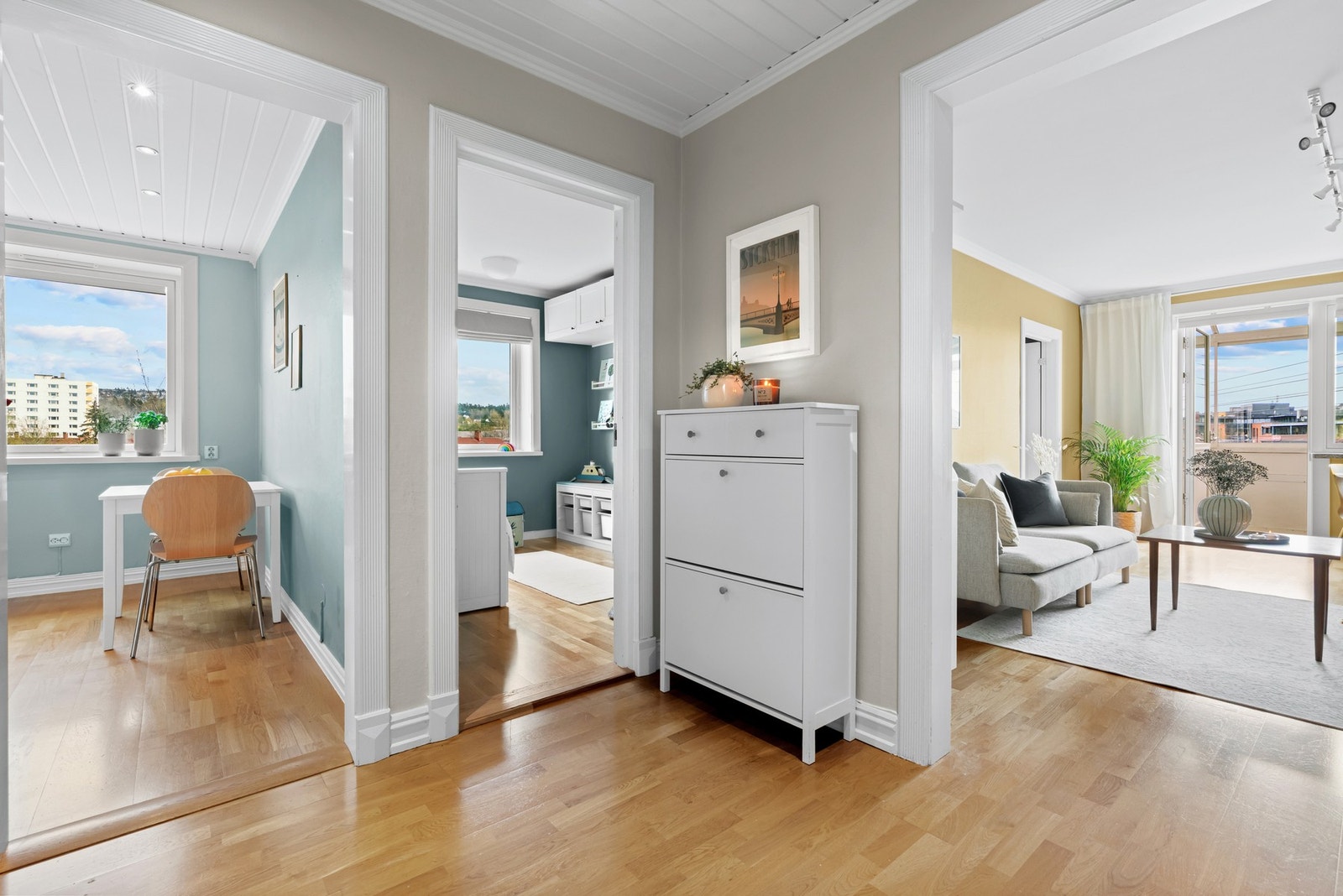 Vi tar turen videre via gangen og inn på kjøkkenet. Legg merke til det flotte lyset som beliggenheten på hjørnet gir. Galleribilde