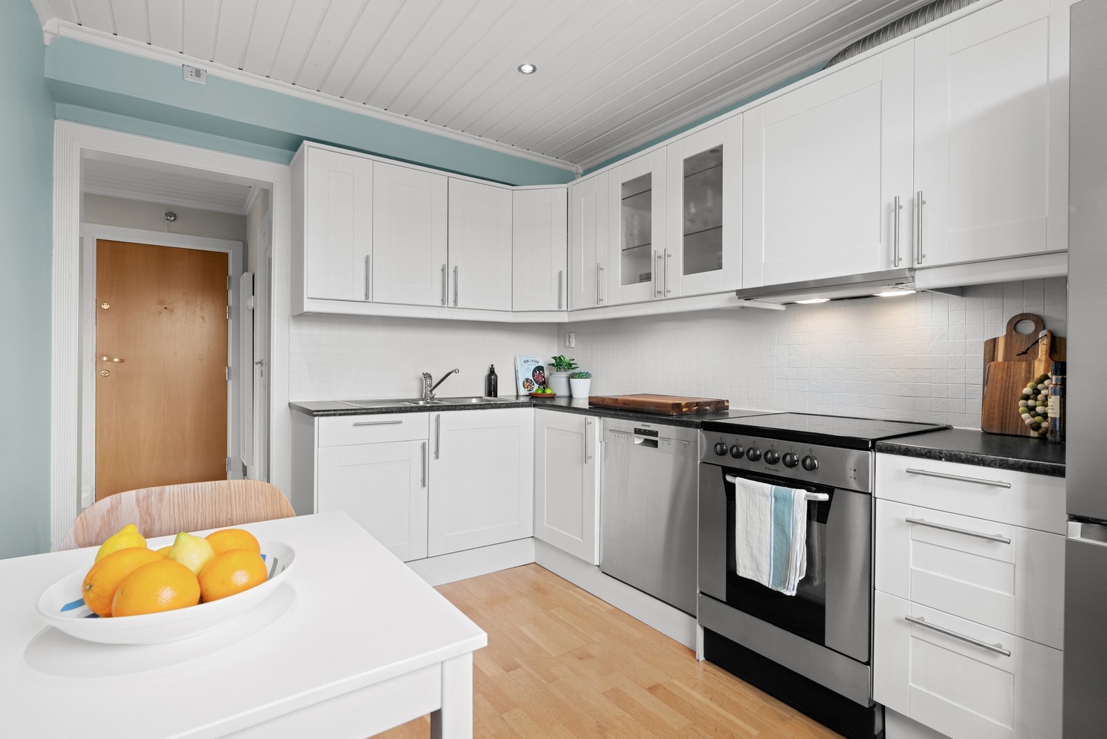 Hvitevarene består av oppvaskmaskin og komfyr. Ellers er det mekanisk ventilator med avtrekk ut av ytterveggen og avsatt plass til frittstående kjøl/fryseskap. Ventilator er ny i 2025. Galleribilde