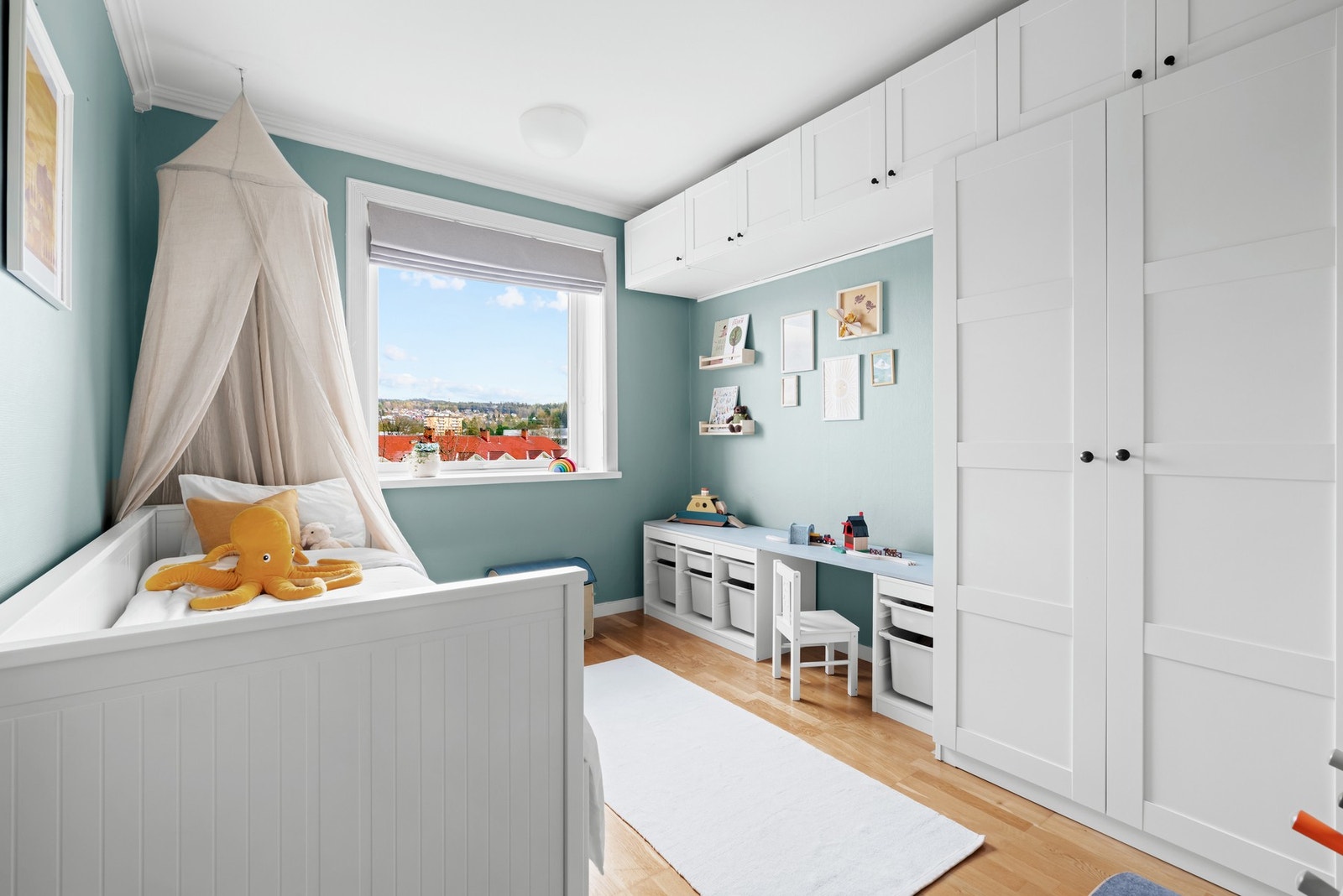 Det andre soverommet egner seg ypperlig som f.eks. et barnerom, gjesterom og/eller kontor. Galleribilde