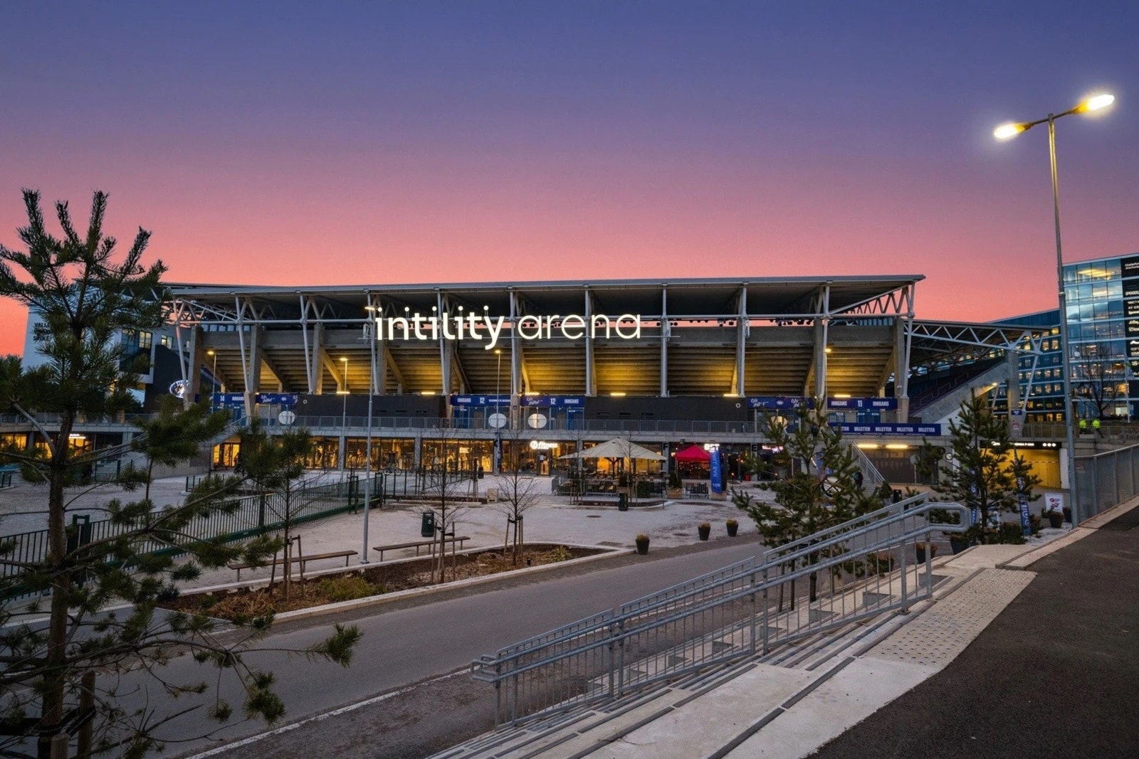 Ikke langt unna ligger Vålerengas nye storstue Intility Arena, samt idrettsanlegget Vallhall med fotballbane, treningssenter og idrettshall. Galleribilde