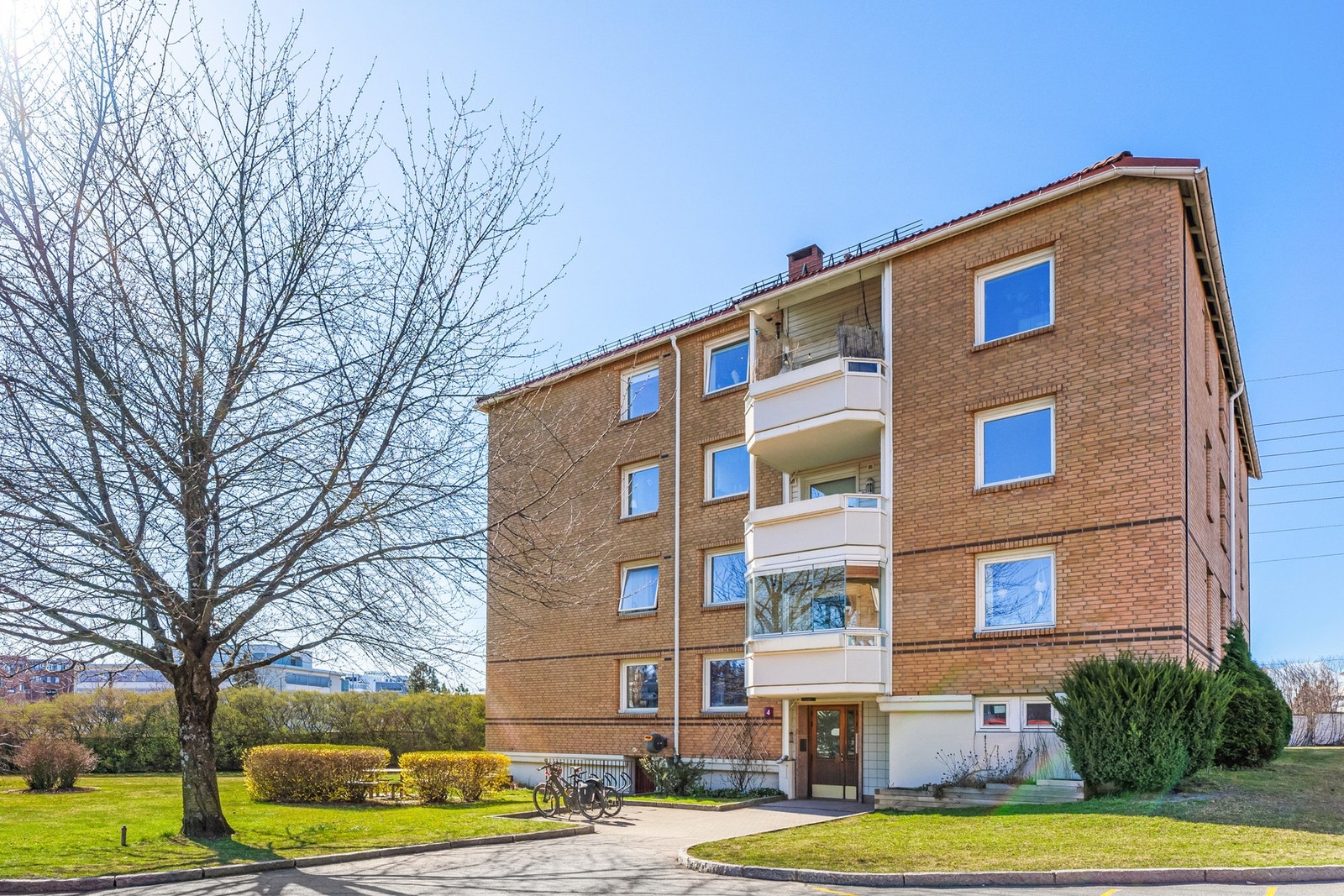 Det er også et felles sykkelrom ved inngangen til blokken og beboere har tilgang på et felles vaskeri som er blitt oppgradert i nyere tid. Galleribilde