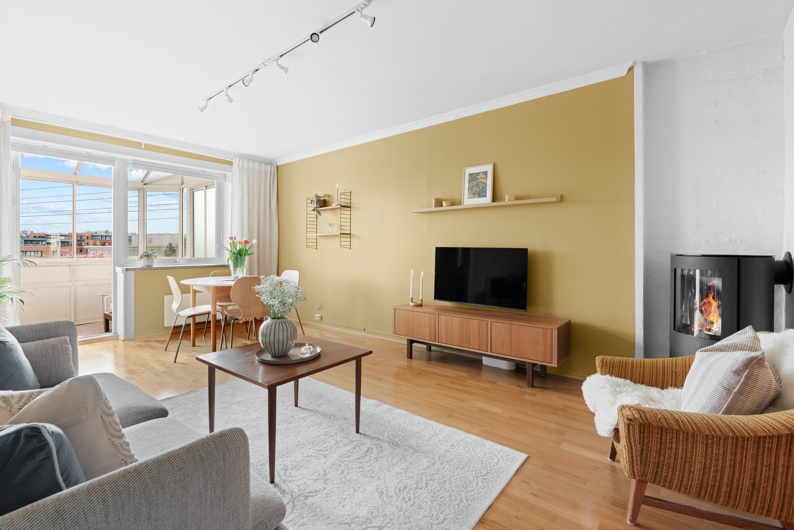 Lys og pen stue med god plass for både sofagruppe, tv-løsning og spisestue. Galleribilde