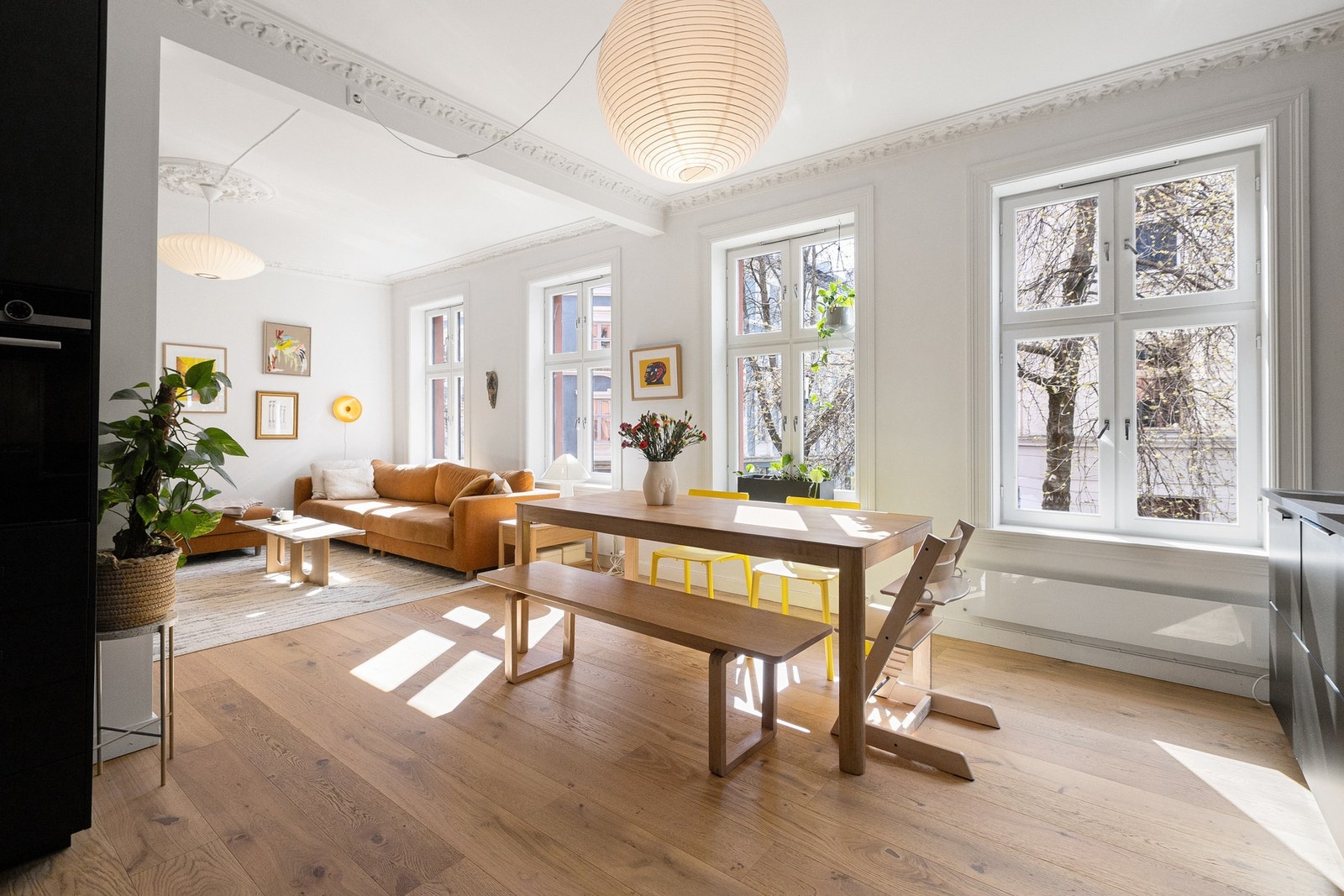 Leiligheten ble gjennomgående og smakfullt oppgradert i 2019 av tidligere eier, og fremstår i dag som moderne, velholdt og innflyttingsklar. Galleribilde