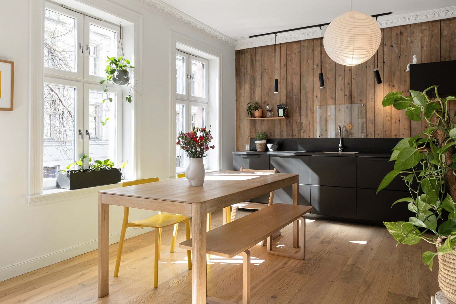 Det er god plass til spisegruppe på kjøkkenet. Galleribilde