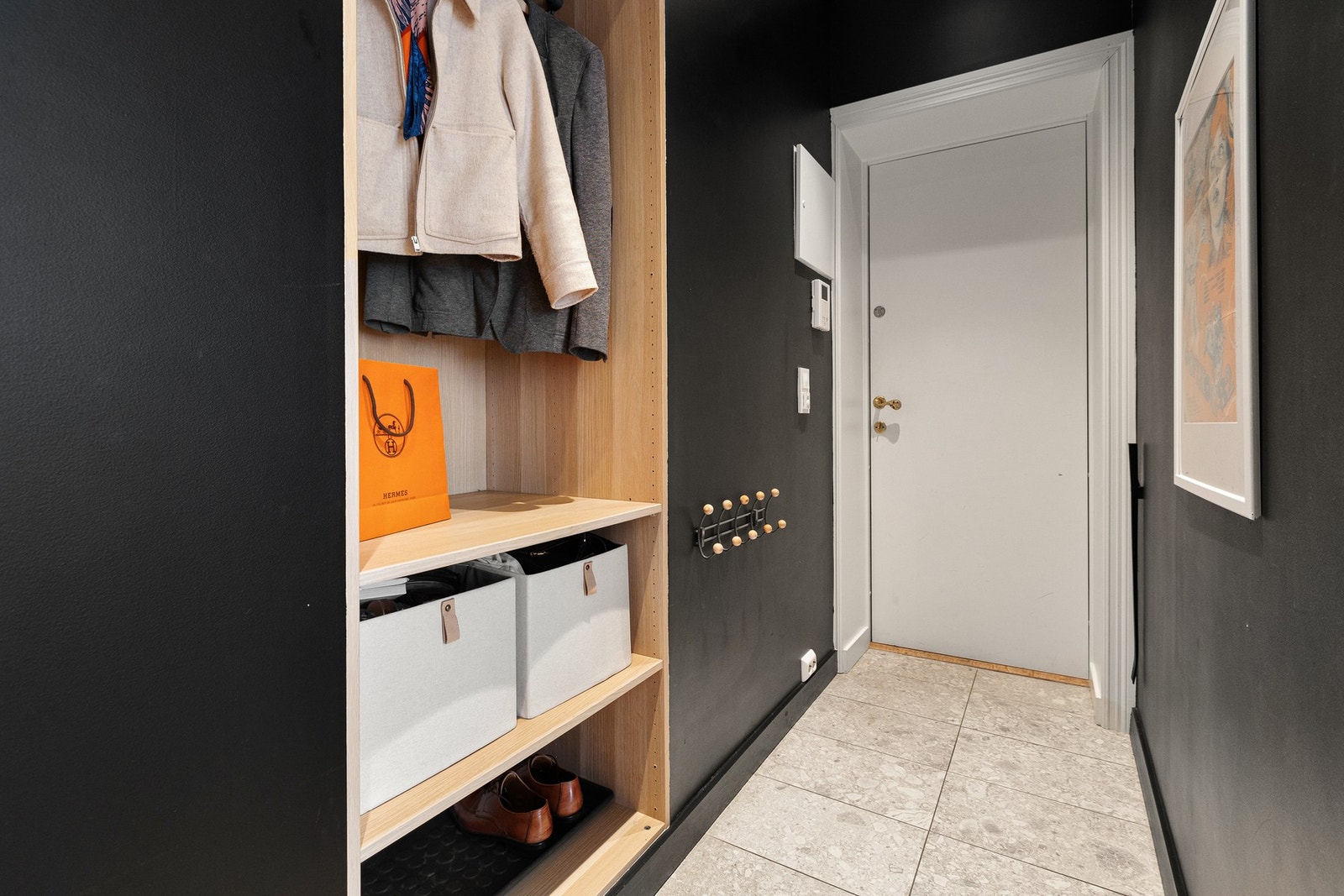 Luftig entré som setter tonen for resten av boligen. Galleribilde