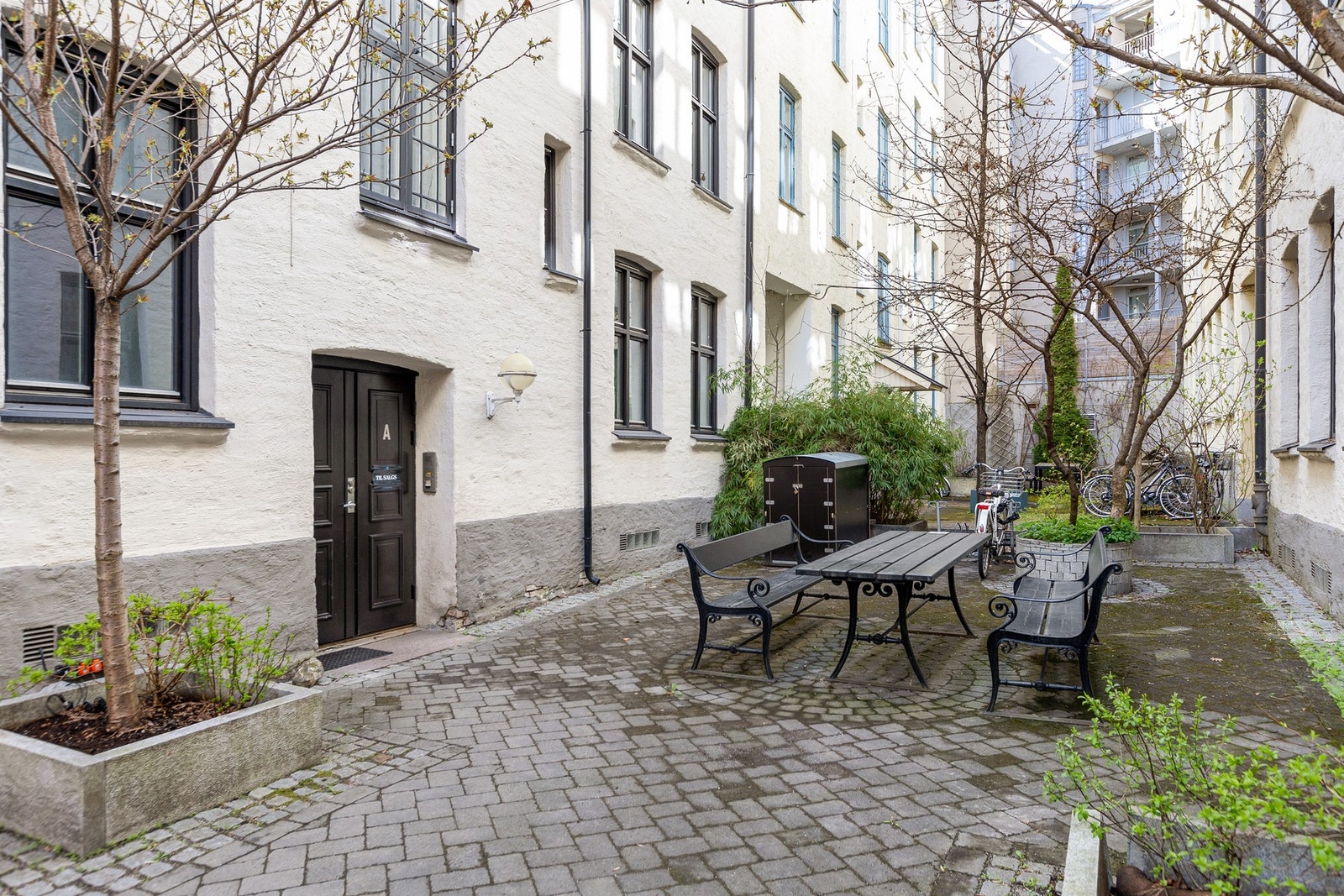 Fellesarealer opparbeidet med asfalterte/steinbelagte internveier med diverse beplantning. Galleribilde