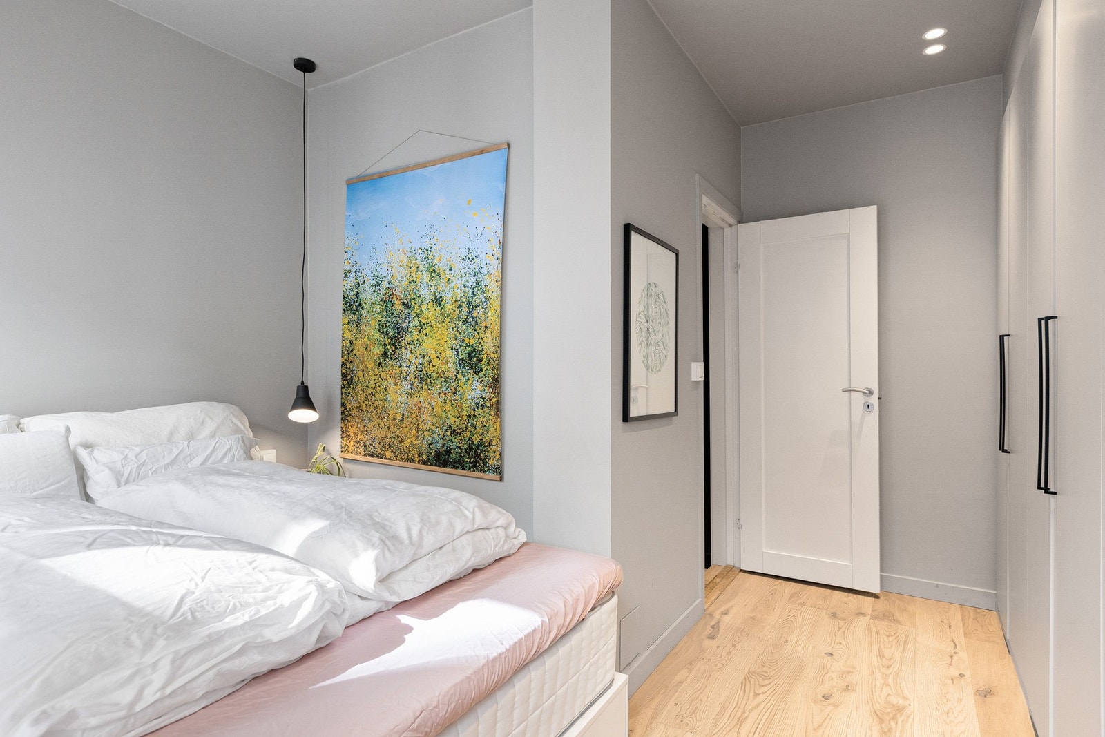 Rommet er romslig med plass til dobbeltseng, nattbord og annet møblement. Galleribilde