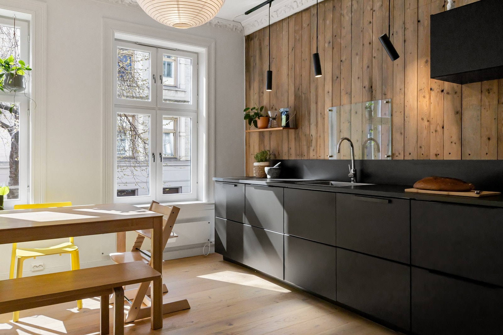 Kjøkkenet byr på god skap- og benkeplass samt en lekker kontrastvegg i låvepanel som gir særpreg til rommet. Galleribilde