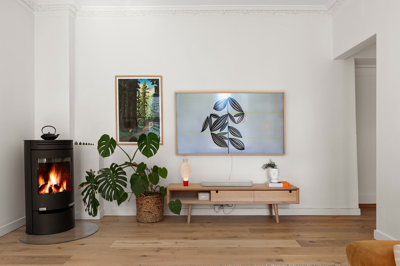 Pen og moderne peisovn fra Aduro (2019) som byr på lun varme i leiligheten. Galleribilde