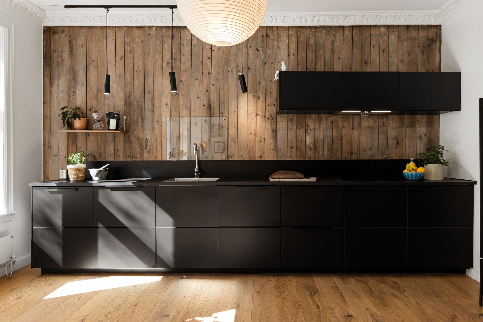 Innredningen er fra Ikea, med sorte, matte fronter og slitesterk laminatbenkeplate. Kjøkkenet er utstyrt med ventilator, oppvaskkum, bereder og Waterguard, samt komfyrvakt for økt sikkerhet. Galleribilde