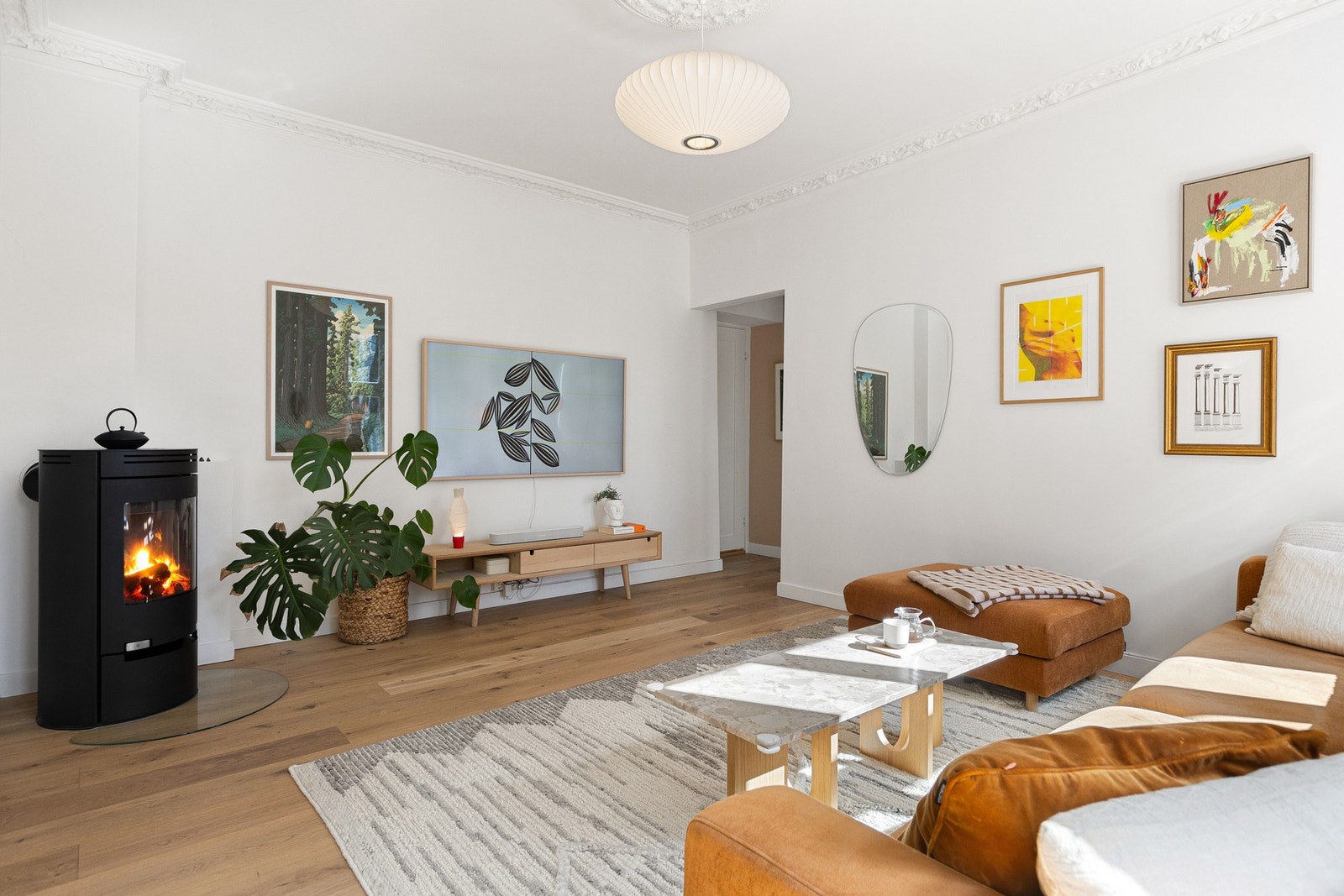 Stuen er lys og tiltalende med generøs takhøyde som gir en luftig romfølelse. Galleribilde