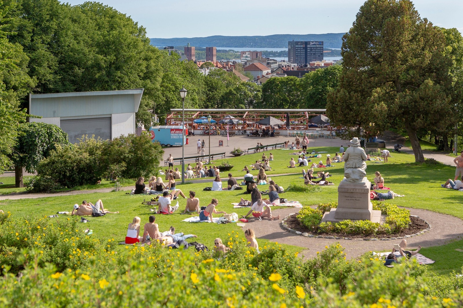 En solfylt sommerdag er St. Hanshaugen ett fint sted å nyte livet. Galleribilde