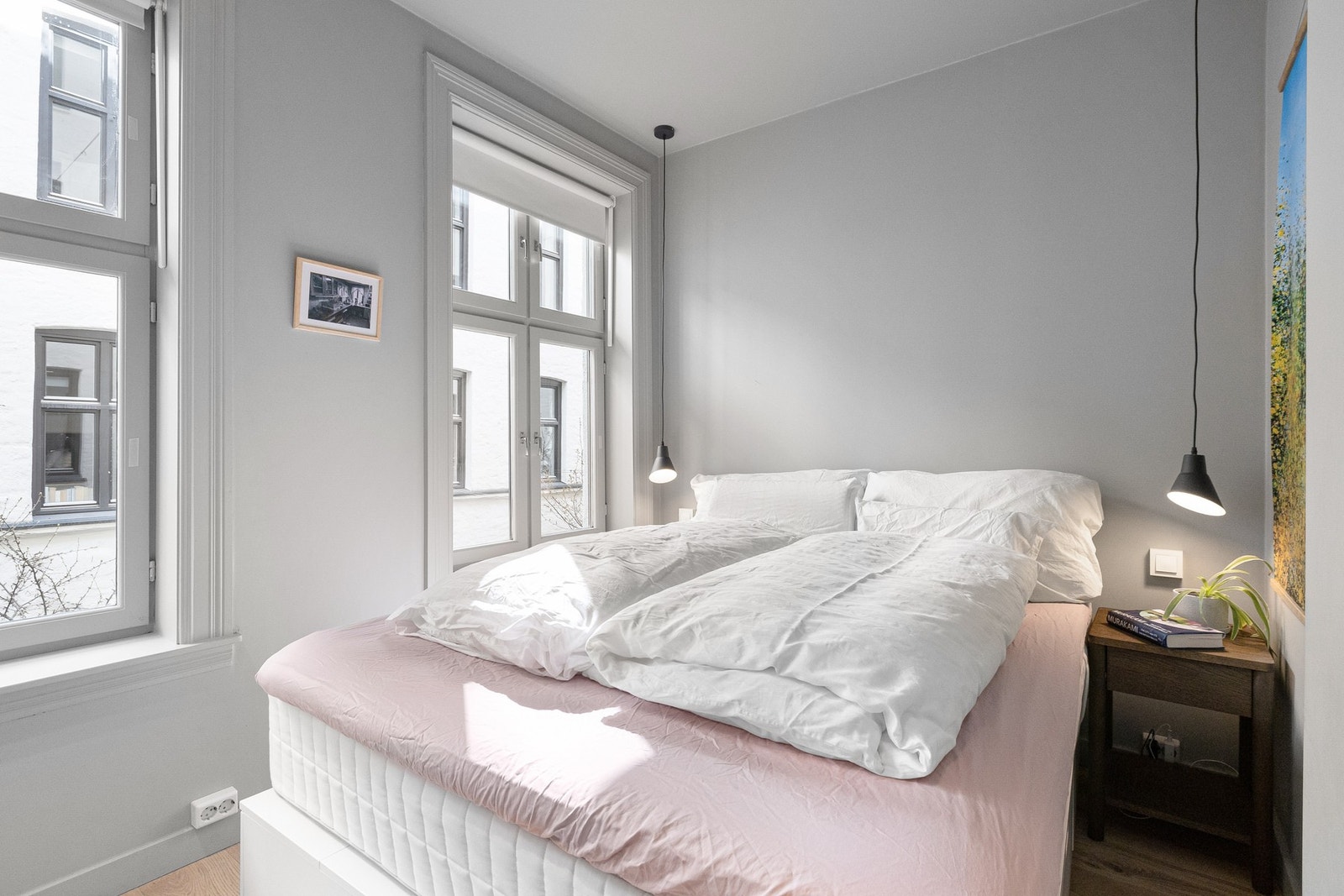 Hovedsoverommet ligger skjermet mot det rolige gårdsrommet. Galleribilde