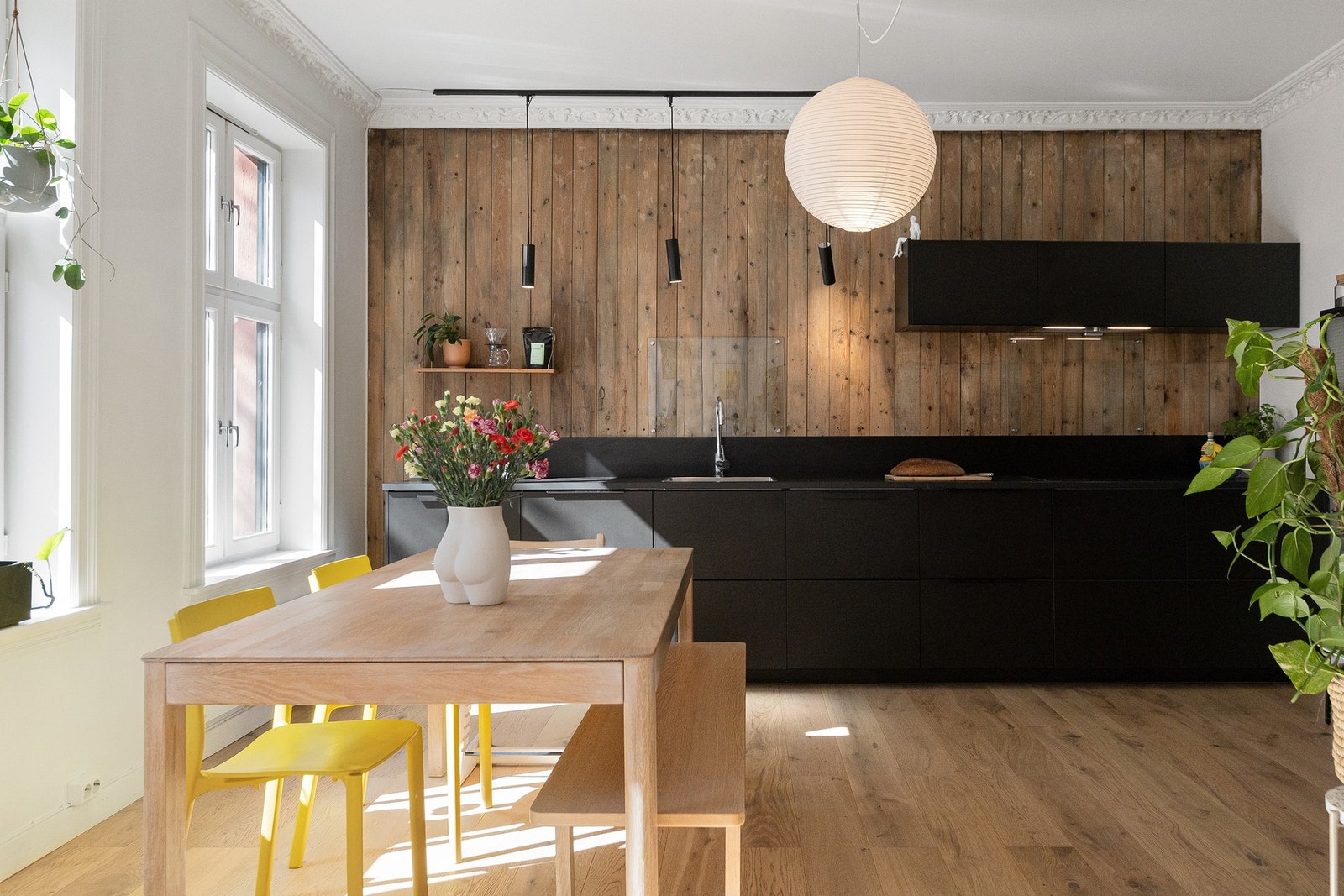 Stilrent og moderne kjøkken med åpen og sosial løsning som gjør det enkelt å kombinere matlaging og gjester. Galleribilde