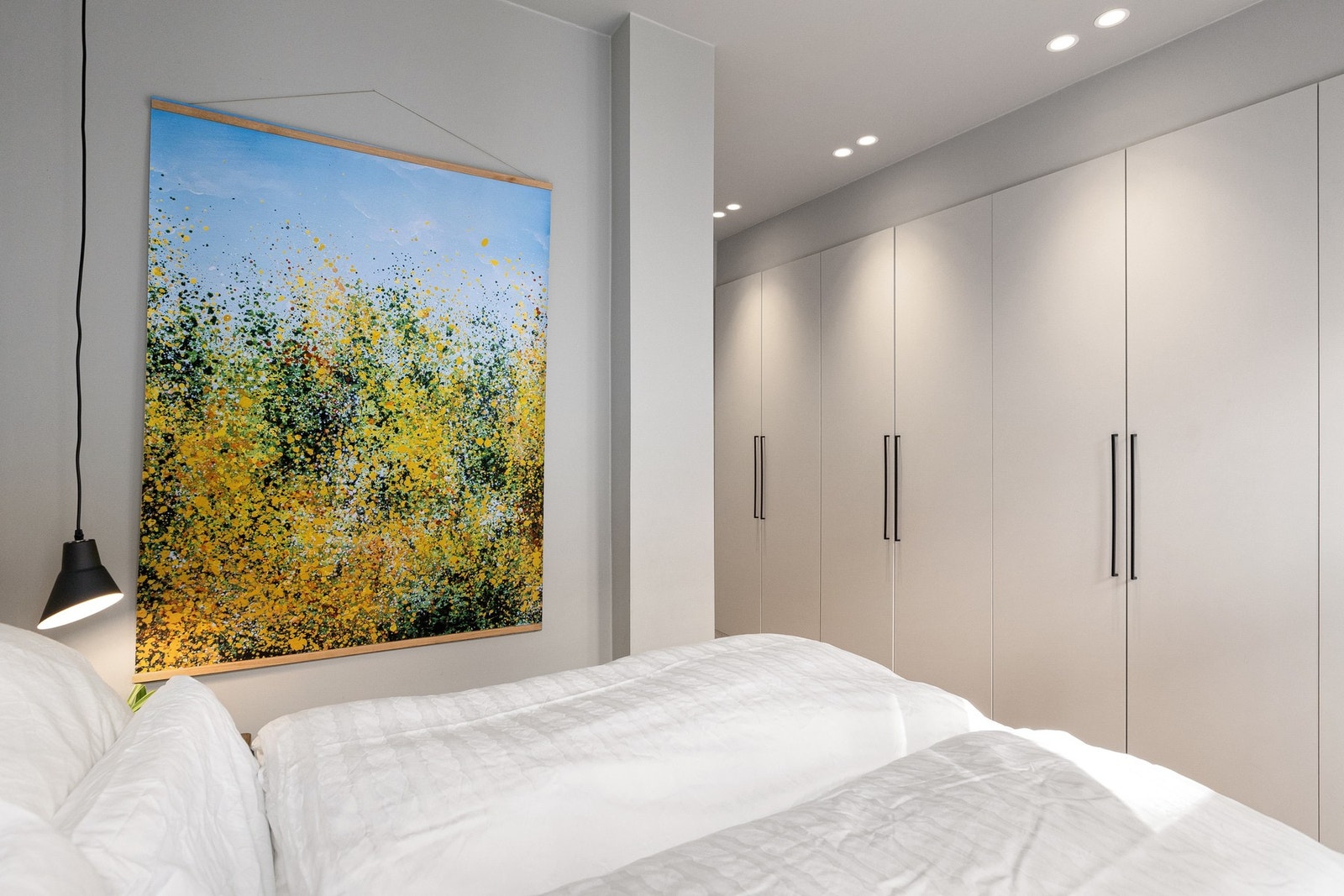 Langs den ene veggen er det et plassbygget garderobeskap som gir svært gode oppbevaringsmuligheter. Galleribilde