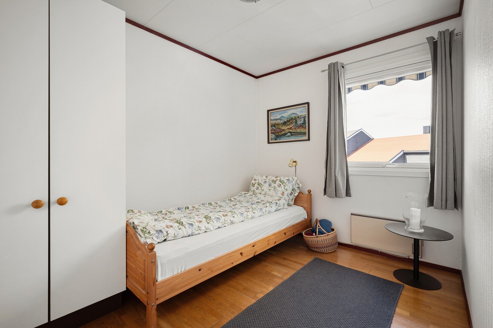 Begge rommene har store vinduer som slipper inn mye dagslys. Galleribilde