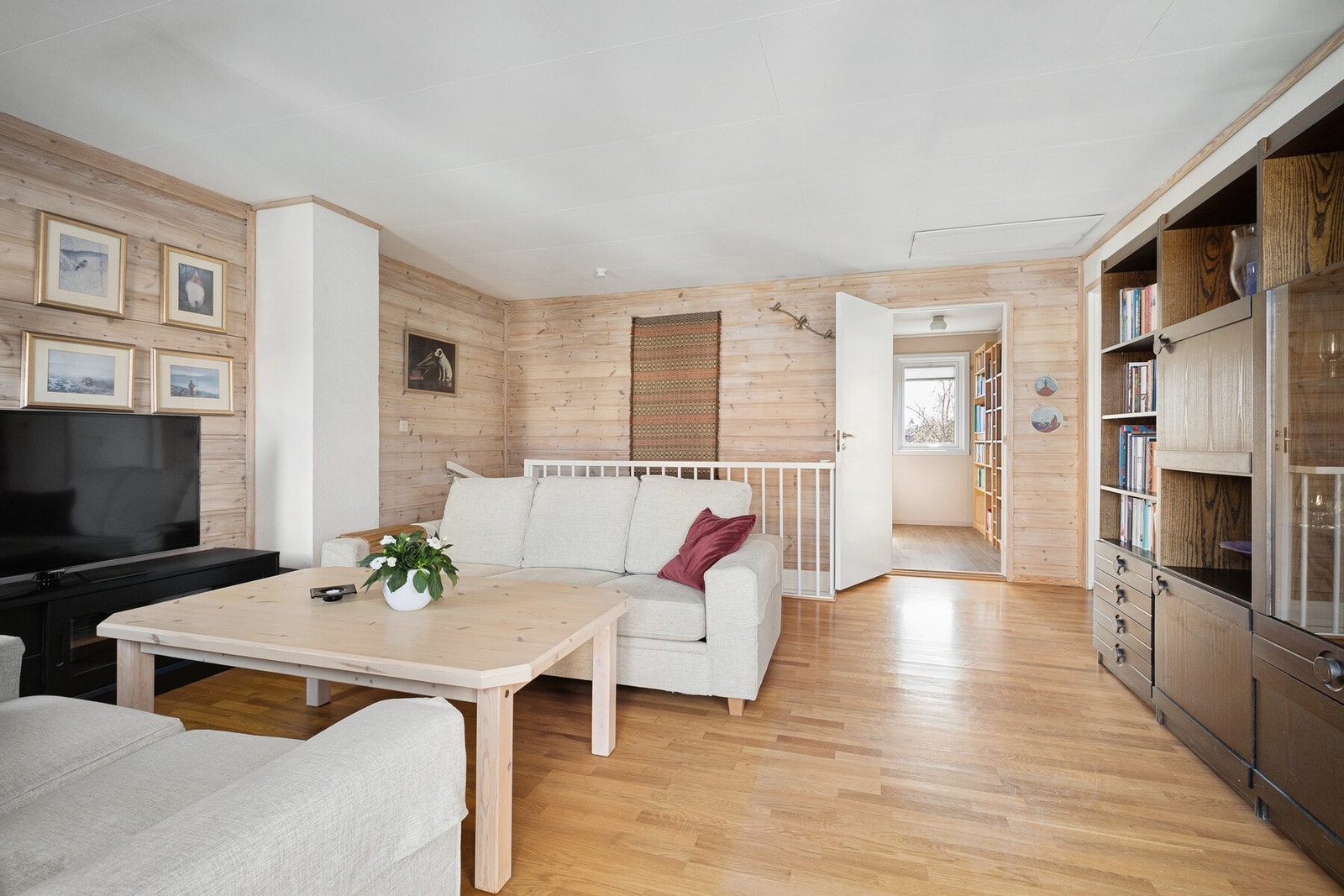 Stuen i andre etasje er et fleksibelt og lyst rom som gir hjemmet flere soner for avslapning og sosiale sammenkomster. Galleribilde