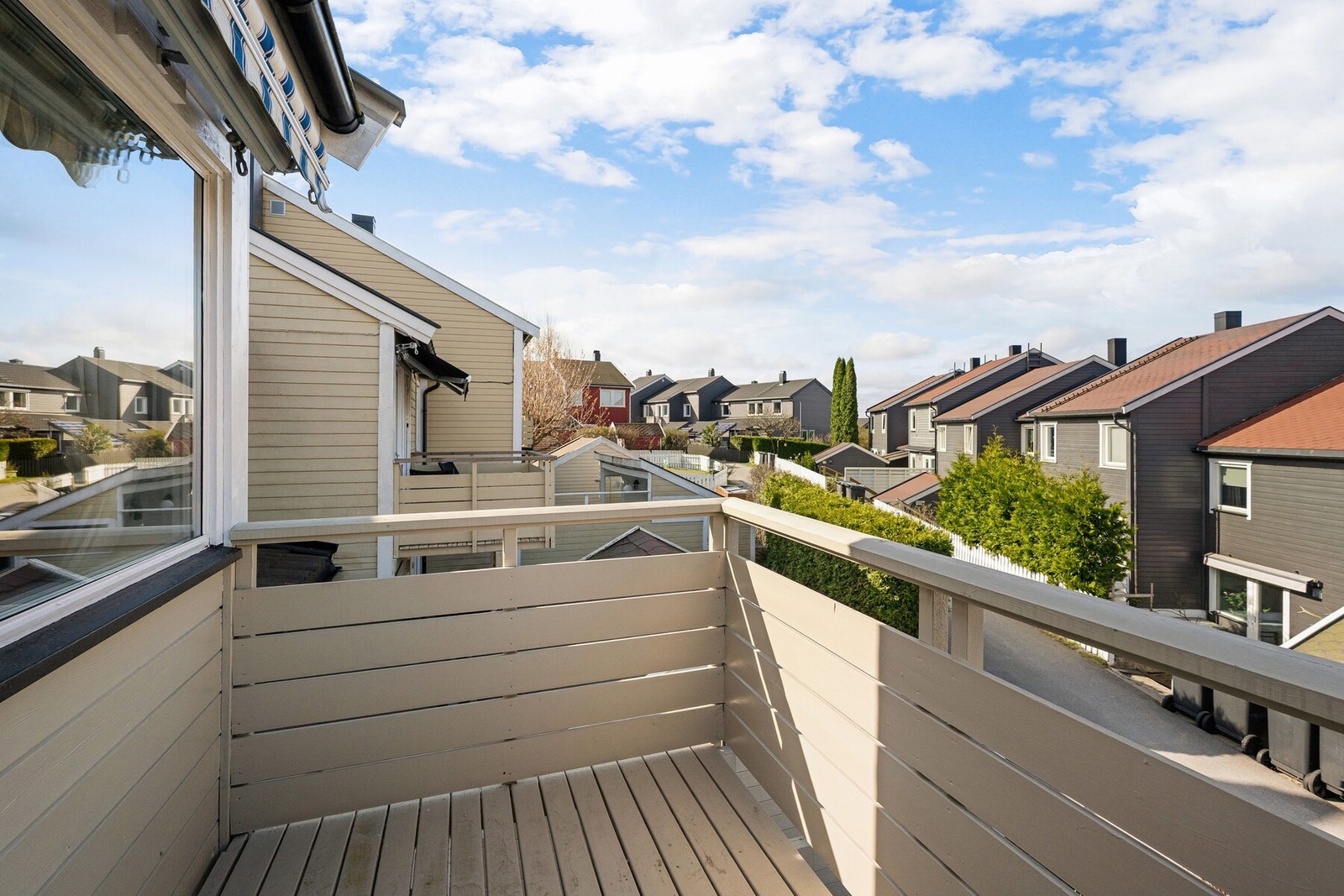 Balkongen har god plass til et lite kafésett eller blomsterkasser, og fungerer som en naturlig forlengelse av stuen på varme dager. Galleribilde