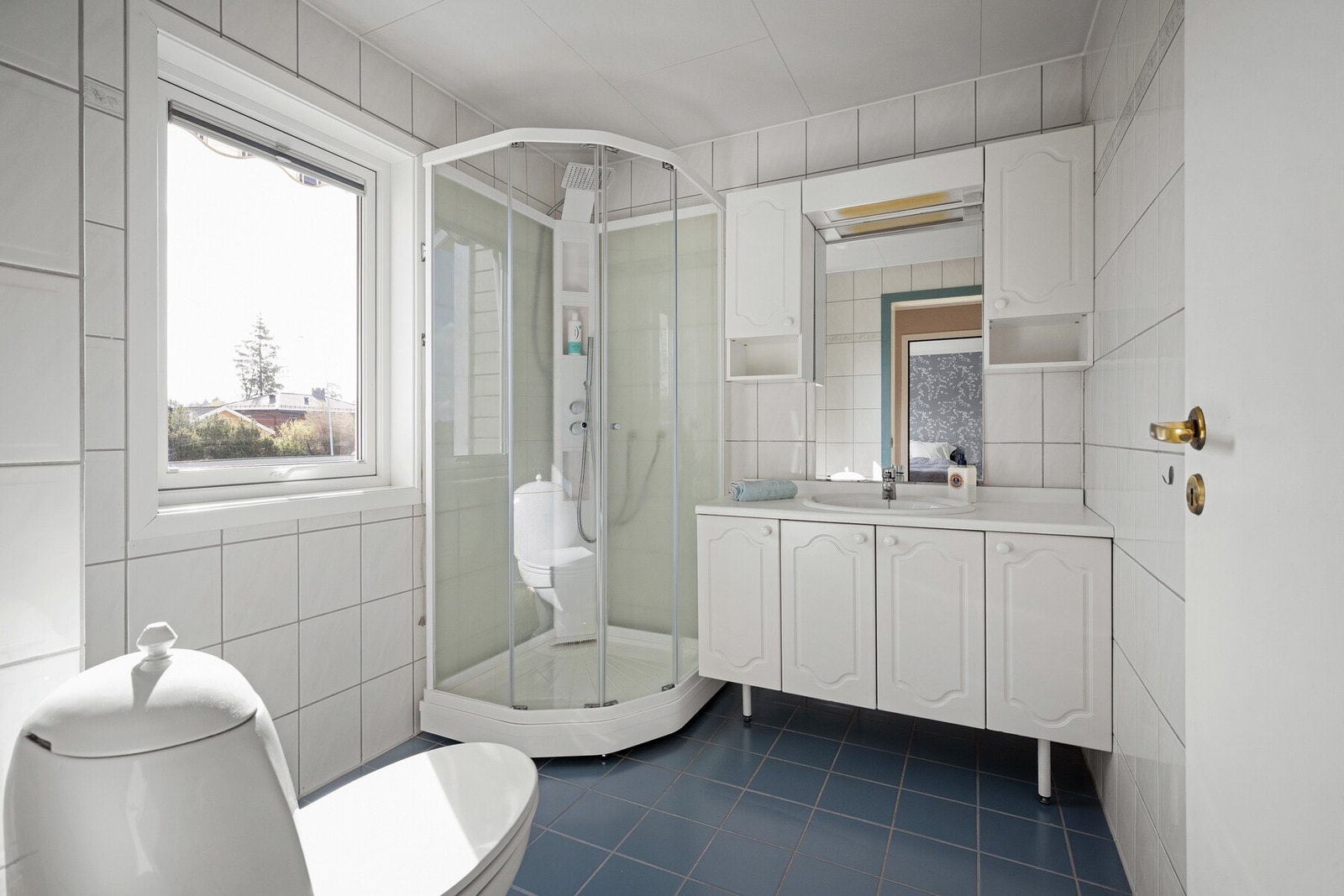 Badet i andre etasje har flislagte gulv med gulvvarme samt flislagte vegger. Galleribilde