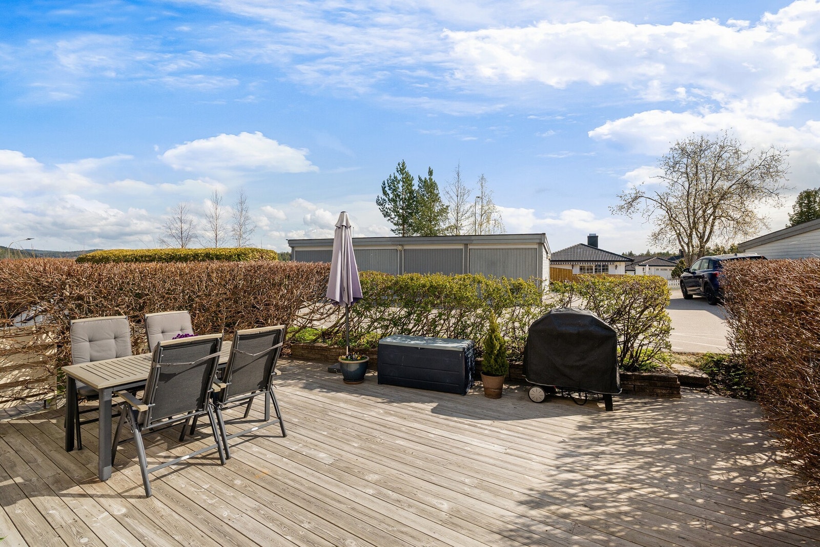 Boligen har en familievennlig planløsning med flere oppholdsrom, to bad, moderne kjøkken og romslige soverom. Galleribilde