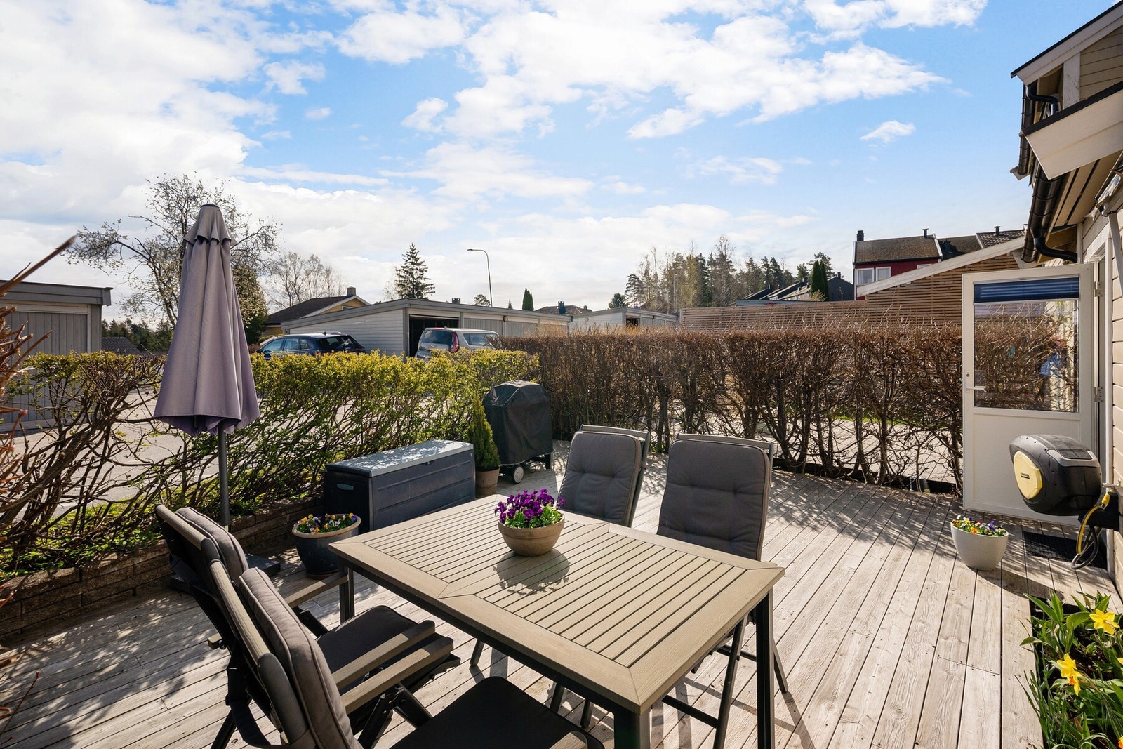 Romslig østvendt markterrasse med utgang fra vaskerommet med plass til sosiale soner og grill. Galleribilde