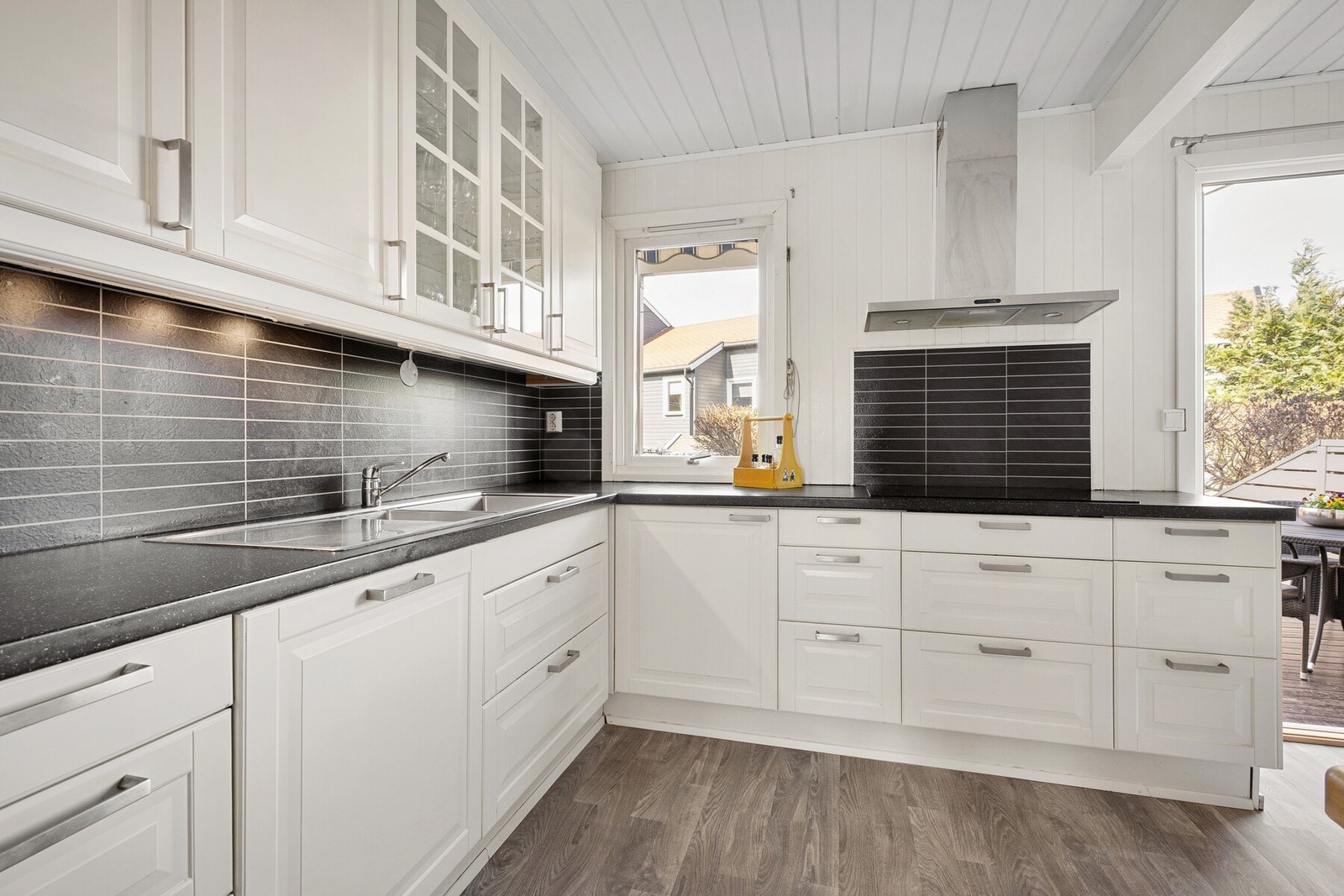 Kjøkkenet er fra 2013 og byr på god skapplass og praktiske arbeidsflater. Galleribilde