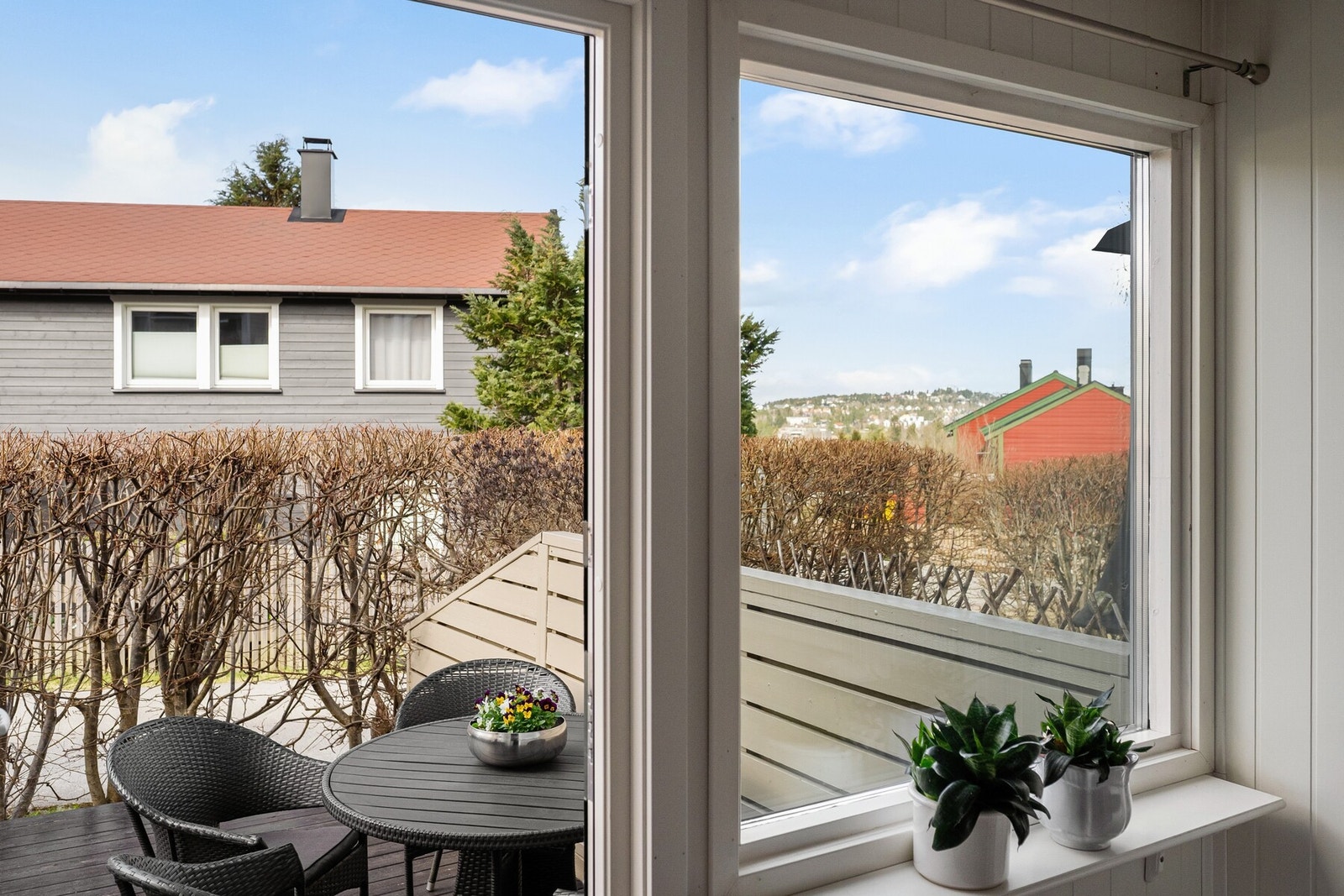 Fra kjøkkenet har du direkte utgang til vestvendt terrasse med hyggelig utsyn. Galleribilde