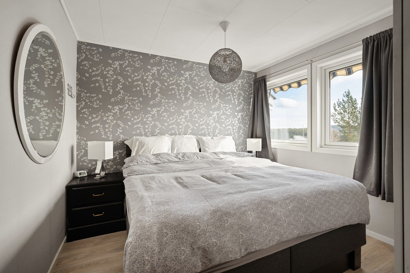 Boligen har totalt to soverom i andre etasje, begge lyse og innbydende med fine overflater. Galleribilde