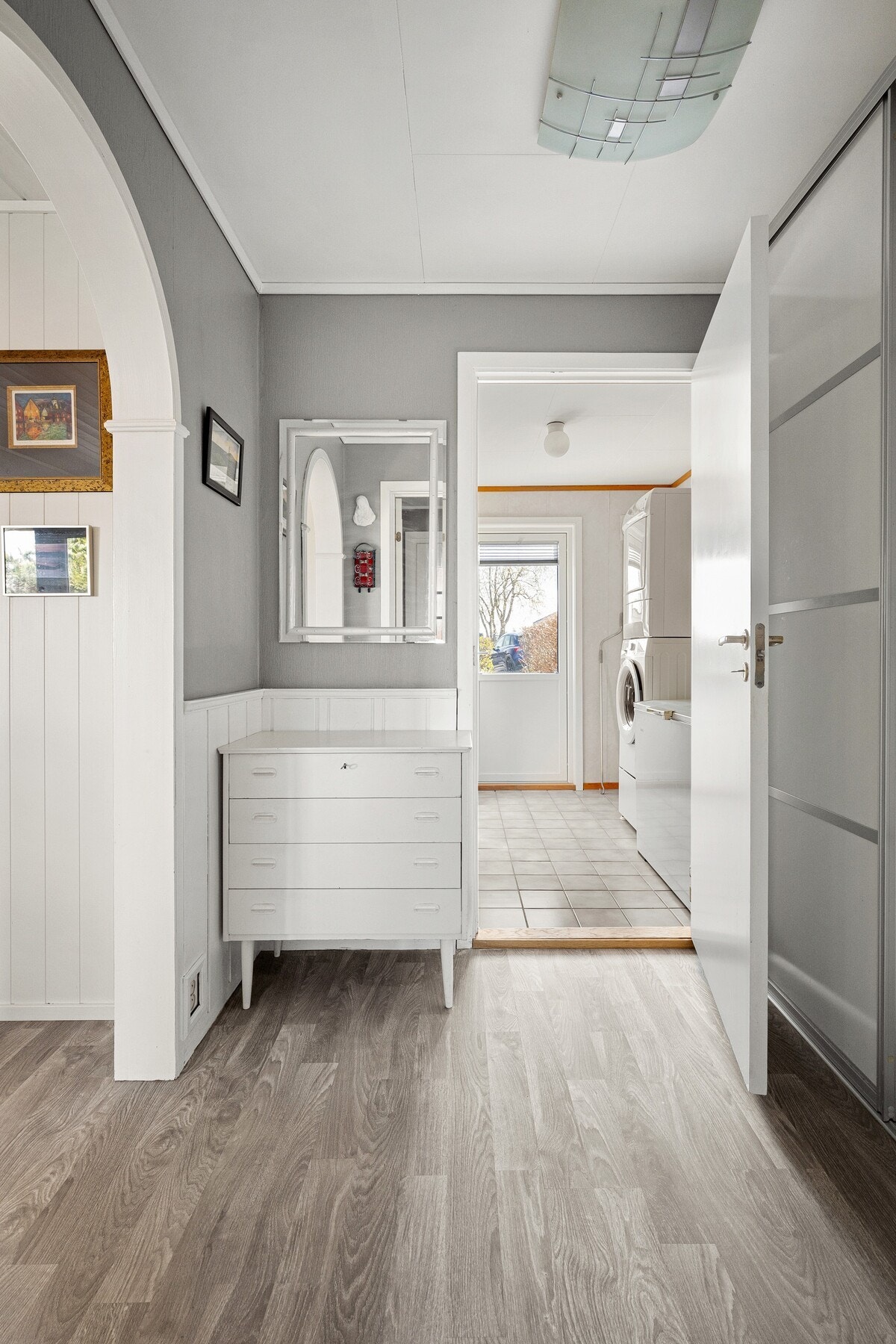 Entréen ligger like ved vaskerommet med toalett, noe som er praktisk både til hverdags og når gjester kommer inn døren. Galleribilde