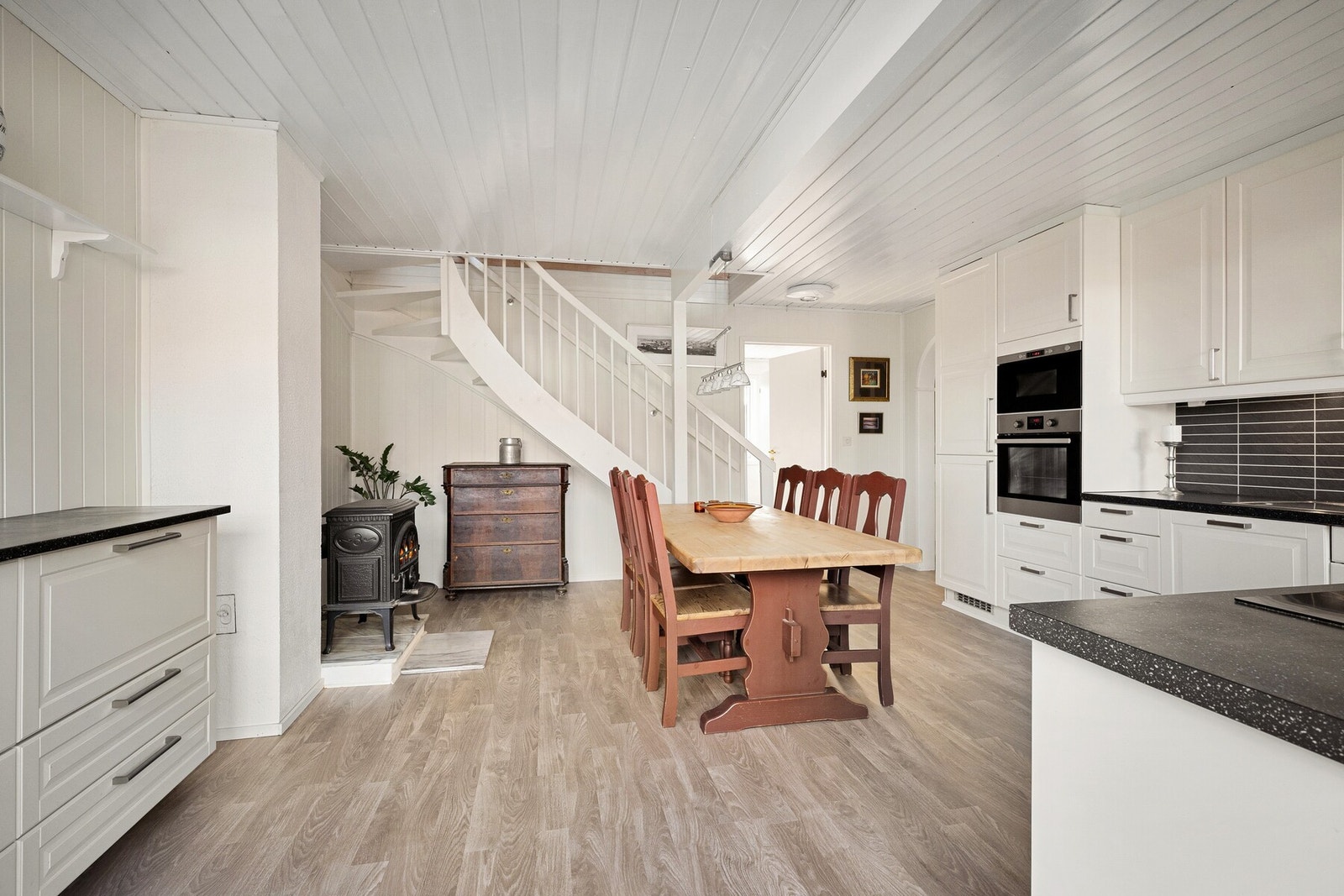 et lyst og trivelig rekkehus over to plan med balkong og to terrasser i solrike retninger. Galleribilde