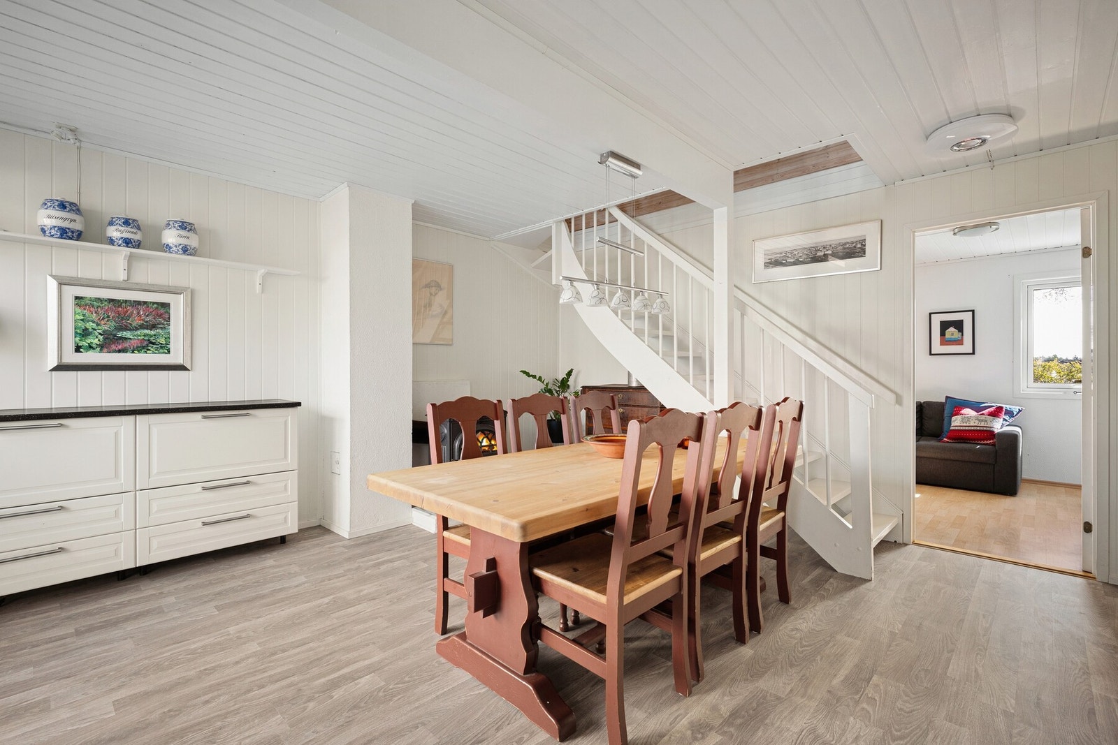 Rommet er romslig og det er godt med plass til et spisebord. Galleribilde