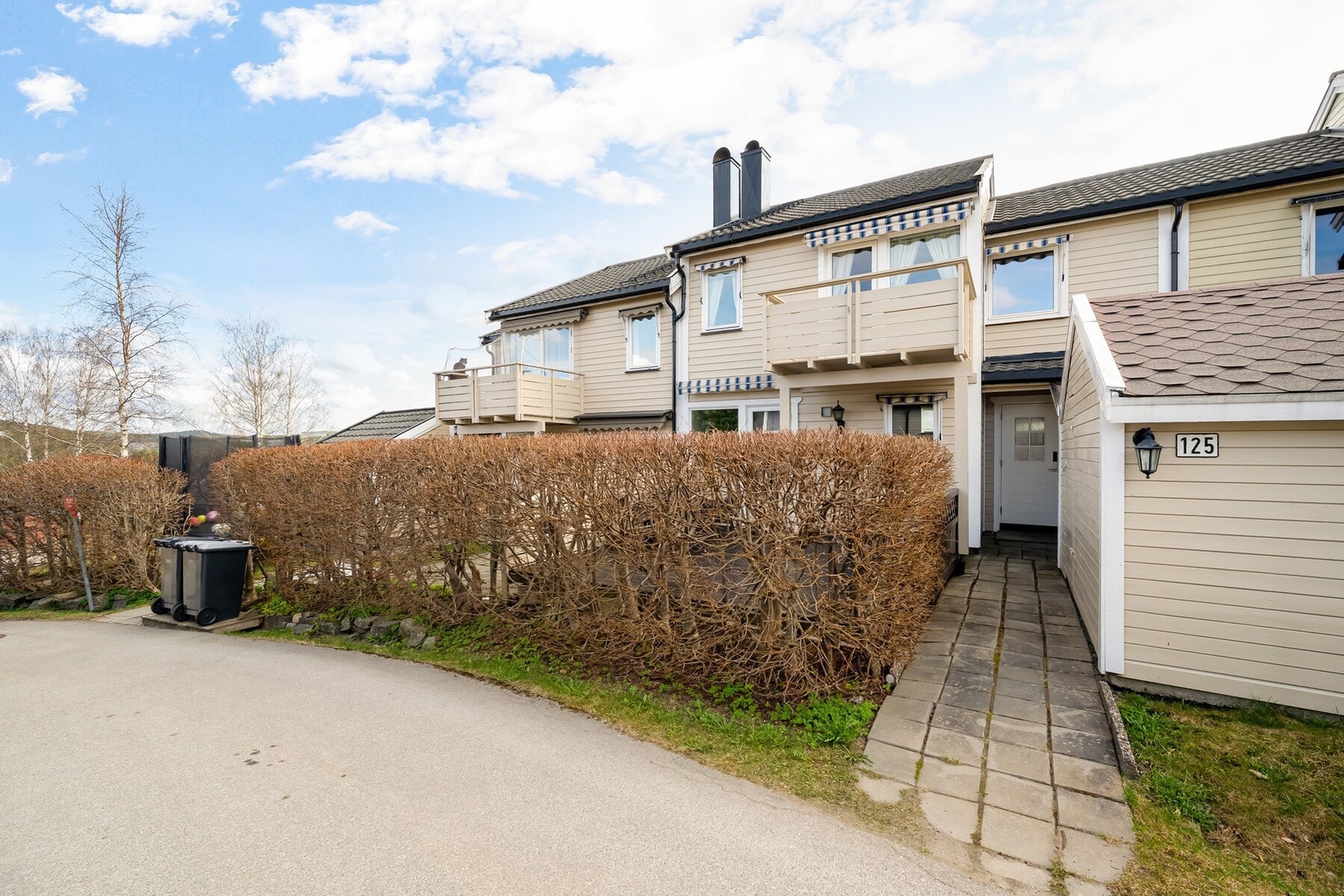 På tross av sin landlige beliggenhet er det kort vei til påkjøringen til E6 og god offentlig kommunikasjon til blant annet Oslo med tog fra enten Vevelstad stasjon eller Ski stasjon. Galleribilde