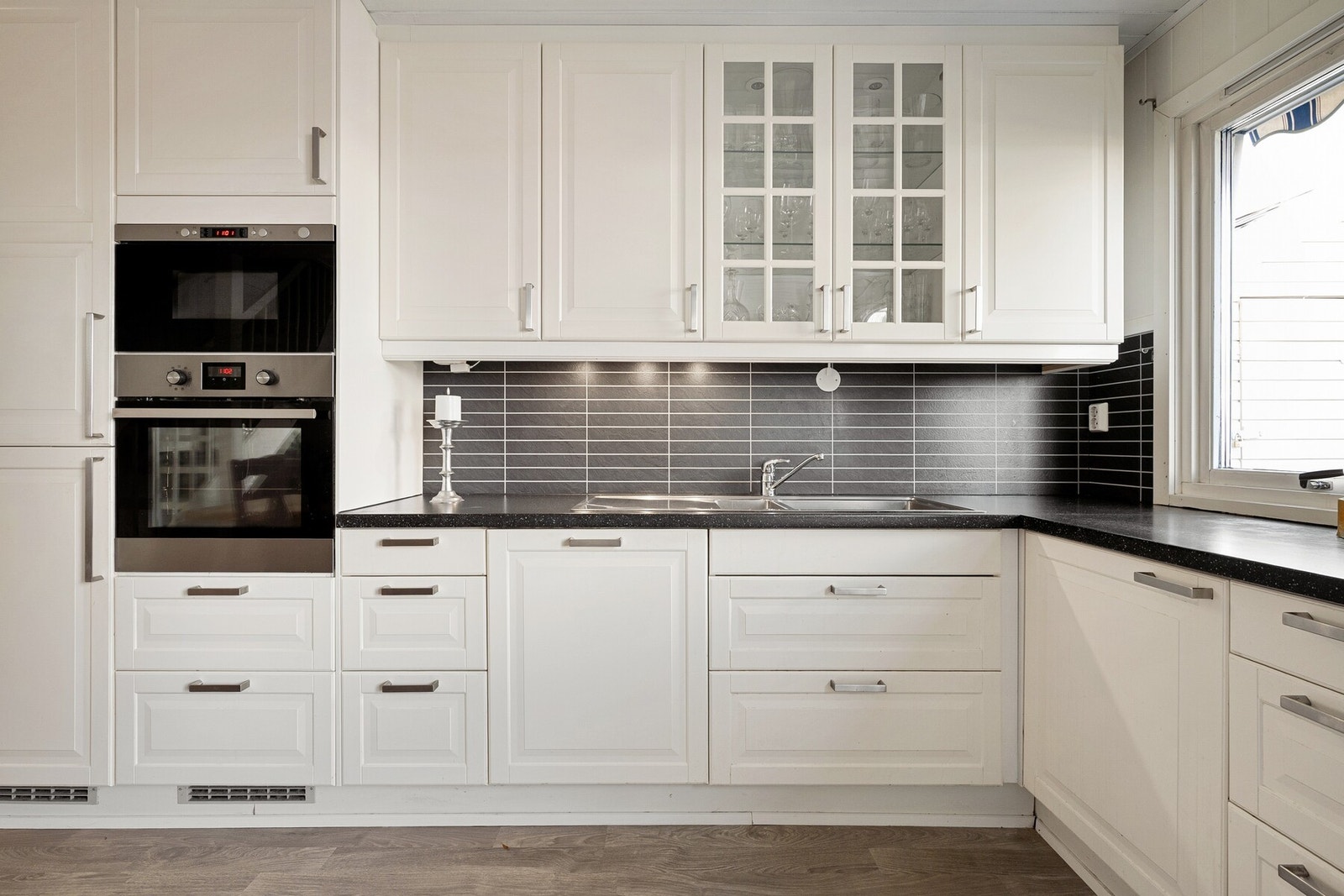 Her er det integrerte hvitevarer som kjøleskap, komfyr, mikro og oppvaskmaskin - alt tilrettelagt for matlaging i hverdagen. Galleribilde