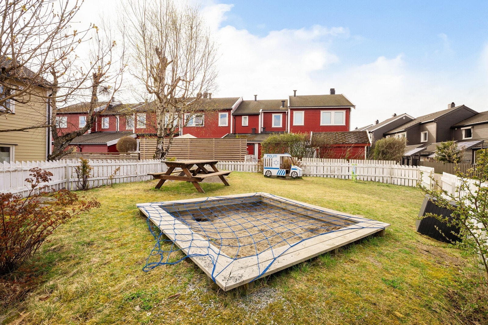 Like utenfor døren har du lekeplasser og marka med fine tur- og rekreasjonsmuligheter sommer som vinter. Galleribilde