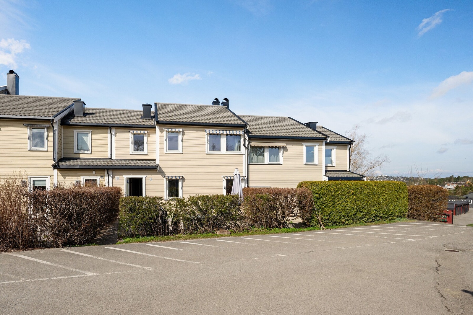 Eiendommen ligger i et etablert boligområde på Stenfelt på Langhus i Nordre Follo Kommune med nærhet til skoler, barnehager og butikker. Galleribilde