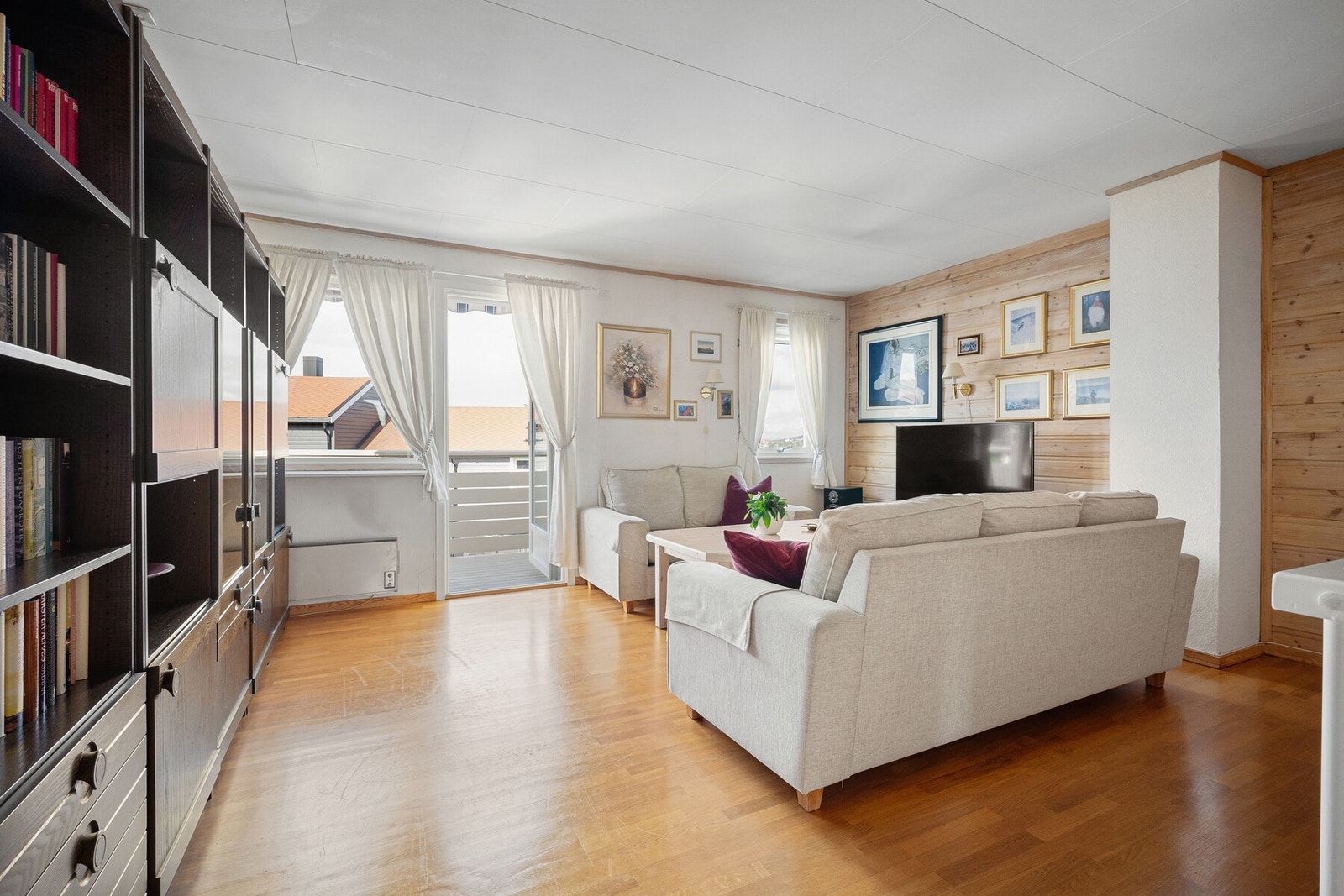 Store vindusflater gir rommet et godt lysinnslipp gjennom dagen, og en balkongdør fører deg ut til en balkong med sol - et herlig sted å nyte kveldene. Galleribilde