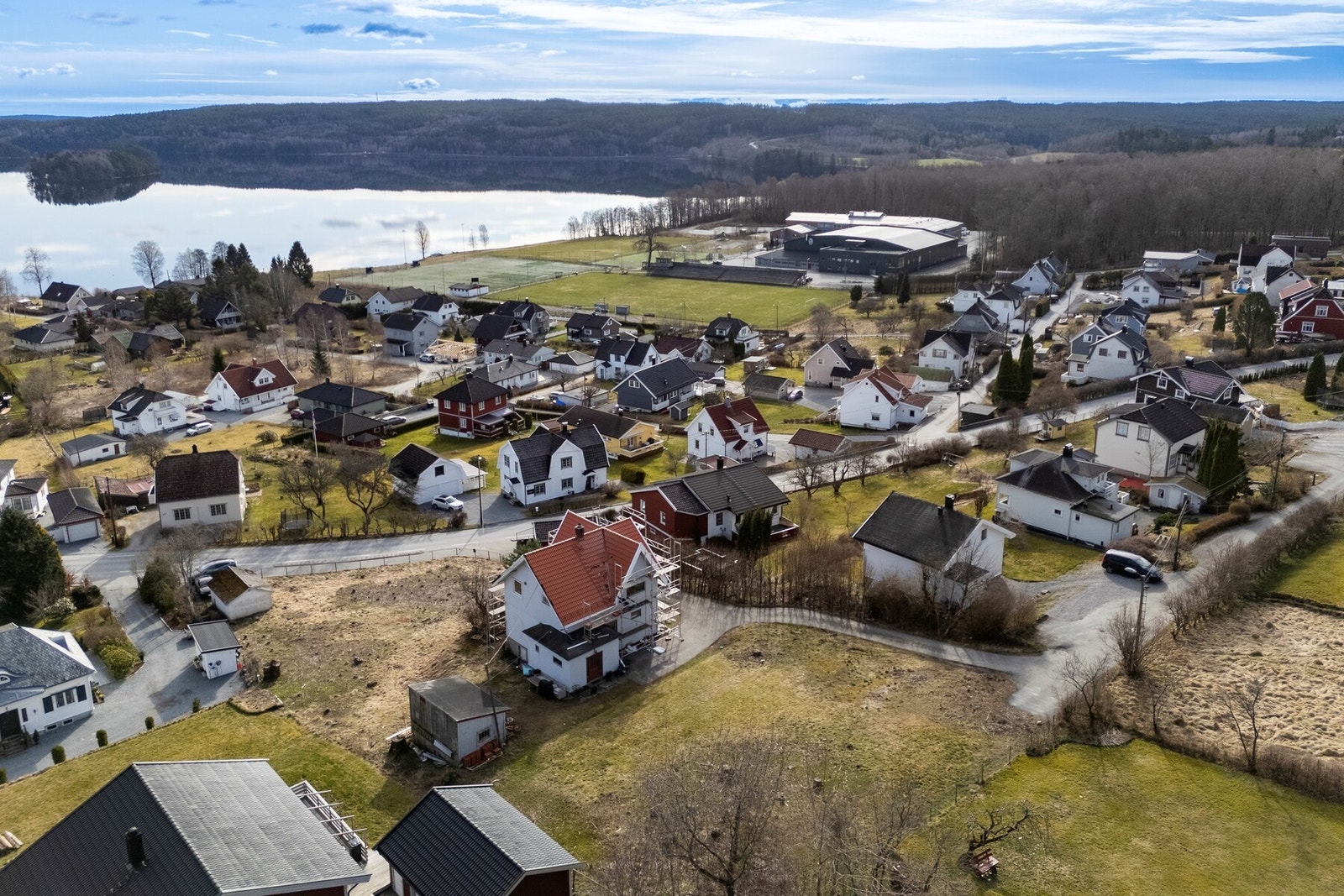 Tomten ligger bra til i forhold til Tistedal skole, TTIF sitt anlegg og bade- og turområder i Vadet. Galleribilde