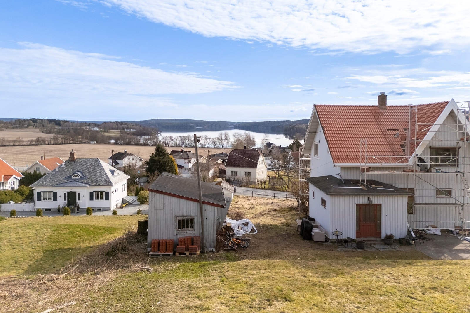 Tomten ligger på en høyde og man kan få fin utsikt utover nærområdet og mot Femsjøen. Galleribilde