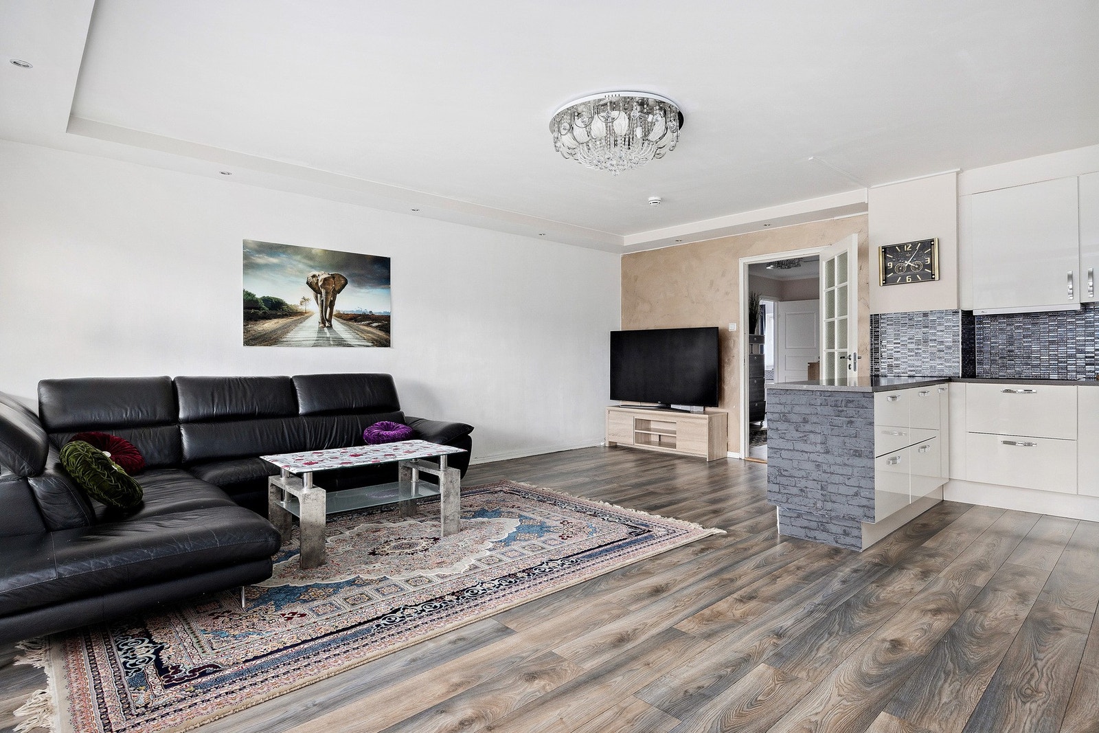 Sjekk ut denne flotte stuen med åpen kjøkkenløsning! En perfekt løsning for deg som liker å samle venner og familie. Galleribilde