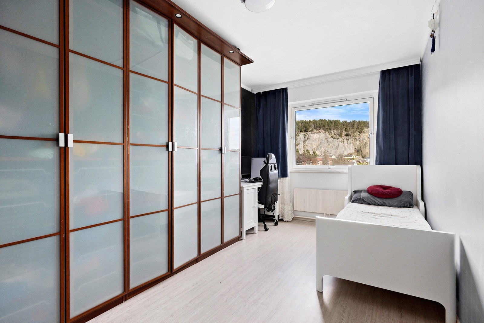 Leiligheten har tre gode soverom, alle med laminat på gulvet og plass til seng og garderobeløsninger. Galleribilde