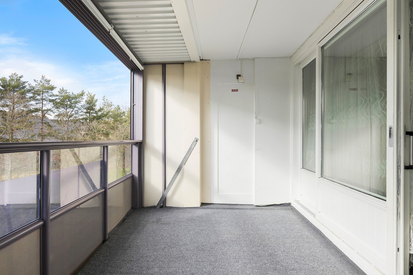 Den innglassede balkongen på 13 m² vender vestover og byr på fine solforhold og hyggelig utsikt. Galleribilde