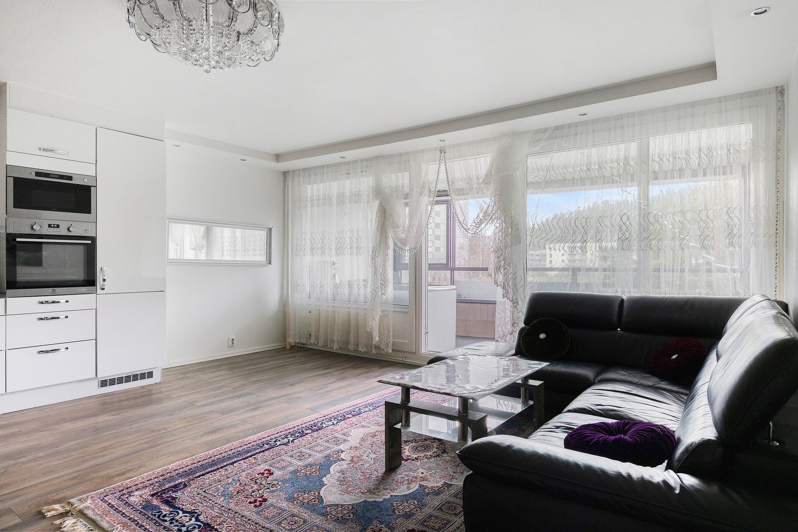 Gulvet har laminat, veggene er lyse og spotter i taket gir godt lys. Fra stuen er det utgang til en stor og lun balkong. Galleribilde