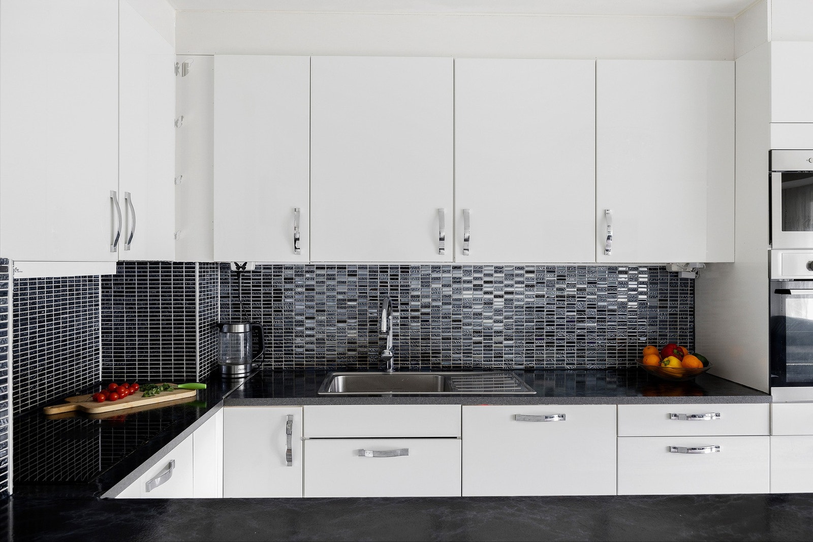 Boligen byr på en romslig og gjennomgående planløsning med god standard. Galleribilde