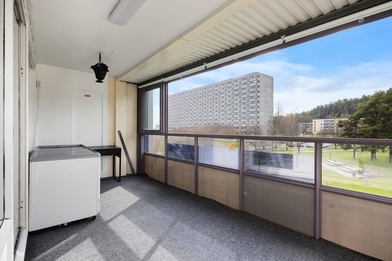 Innglassingen kan enkelt åpnes og lukkes etter behov, noe som gjør dette til et fleksibelt uterom. Her er det plass til både sittegruppe og grønne innslag. Galleribilde