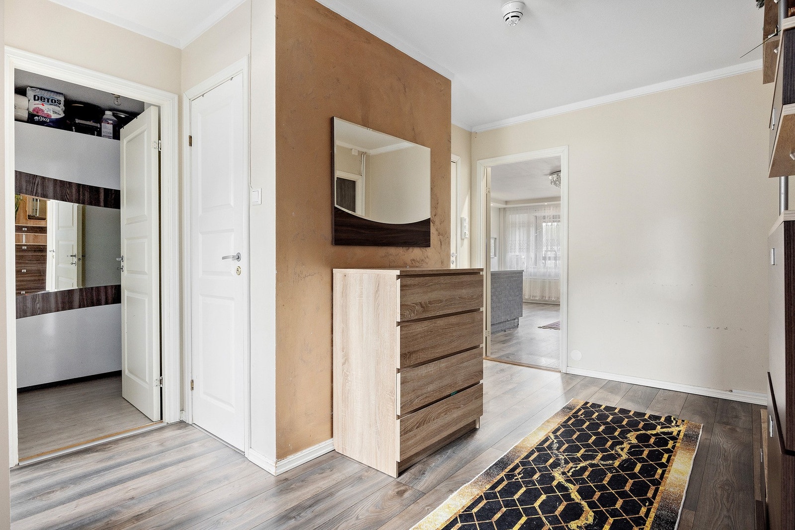 Velkommen inn. Entréen er romslig og gir et godt førsteinntrykk. Her er det plass til både knagger, kommode og speil - alt du trenger for en praktisk hverdag. Galleribilde