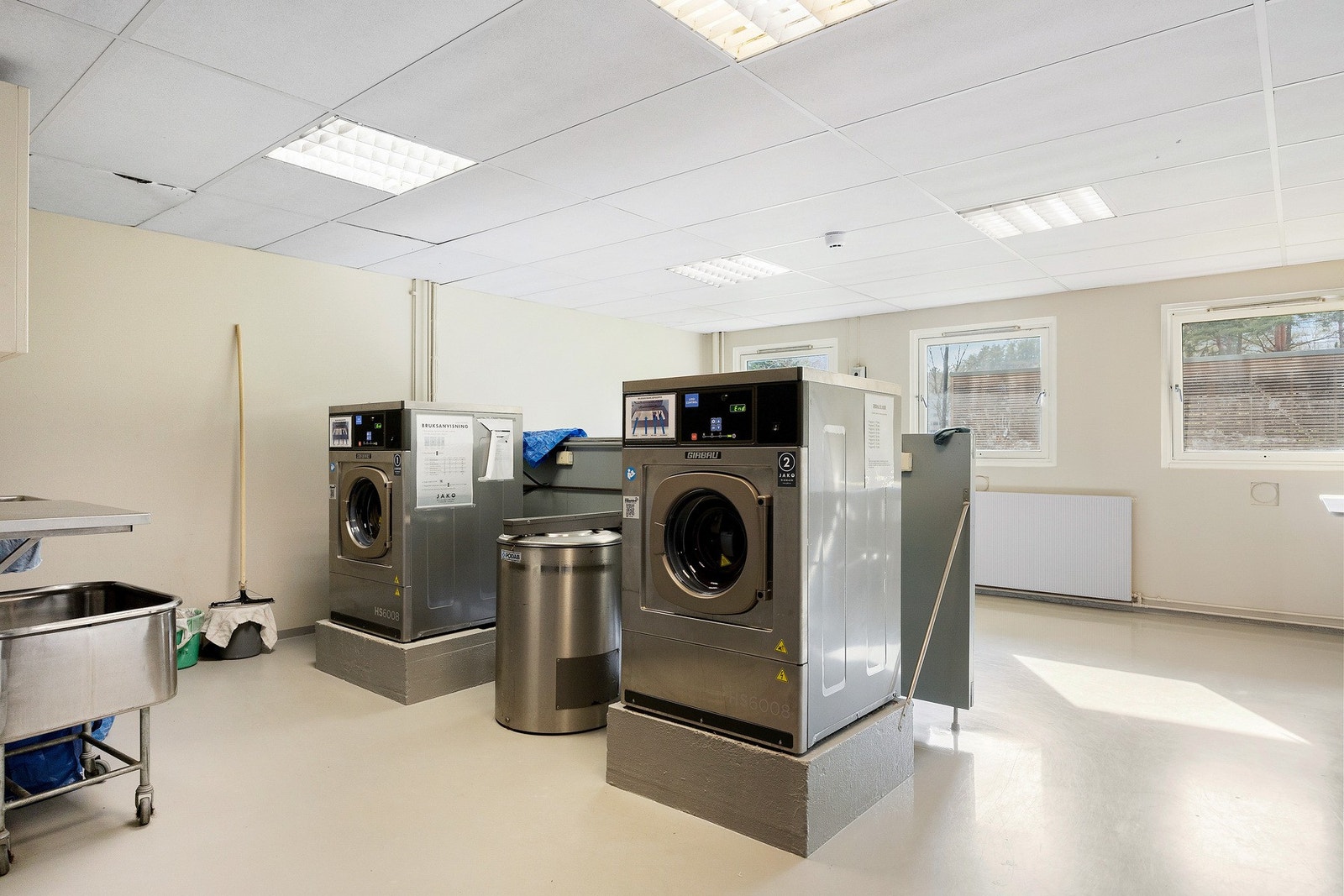 Det er også fellesvaskeri i bygget som man kan benytte seg av, inkludert i felleskostnadene. Galleribilde