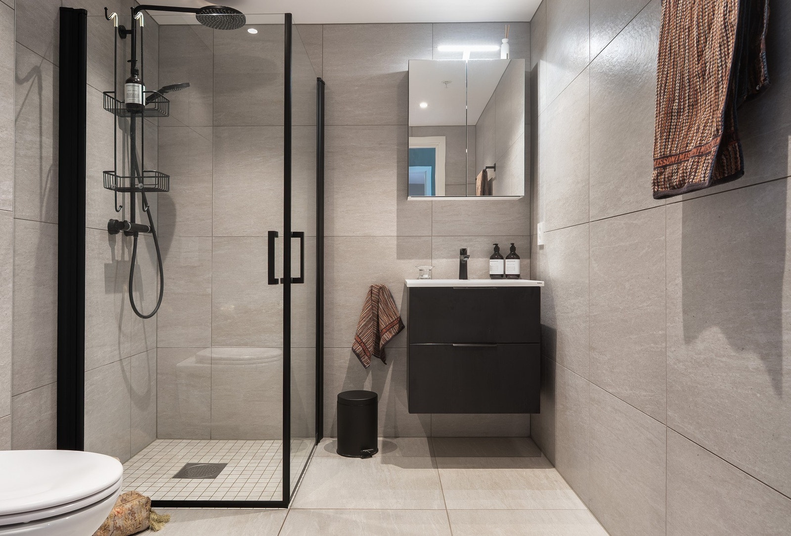 Badet til hovedsoverommet er elegant og tidsriktig. Galleribilde