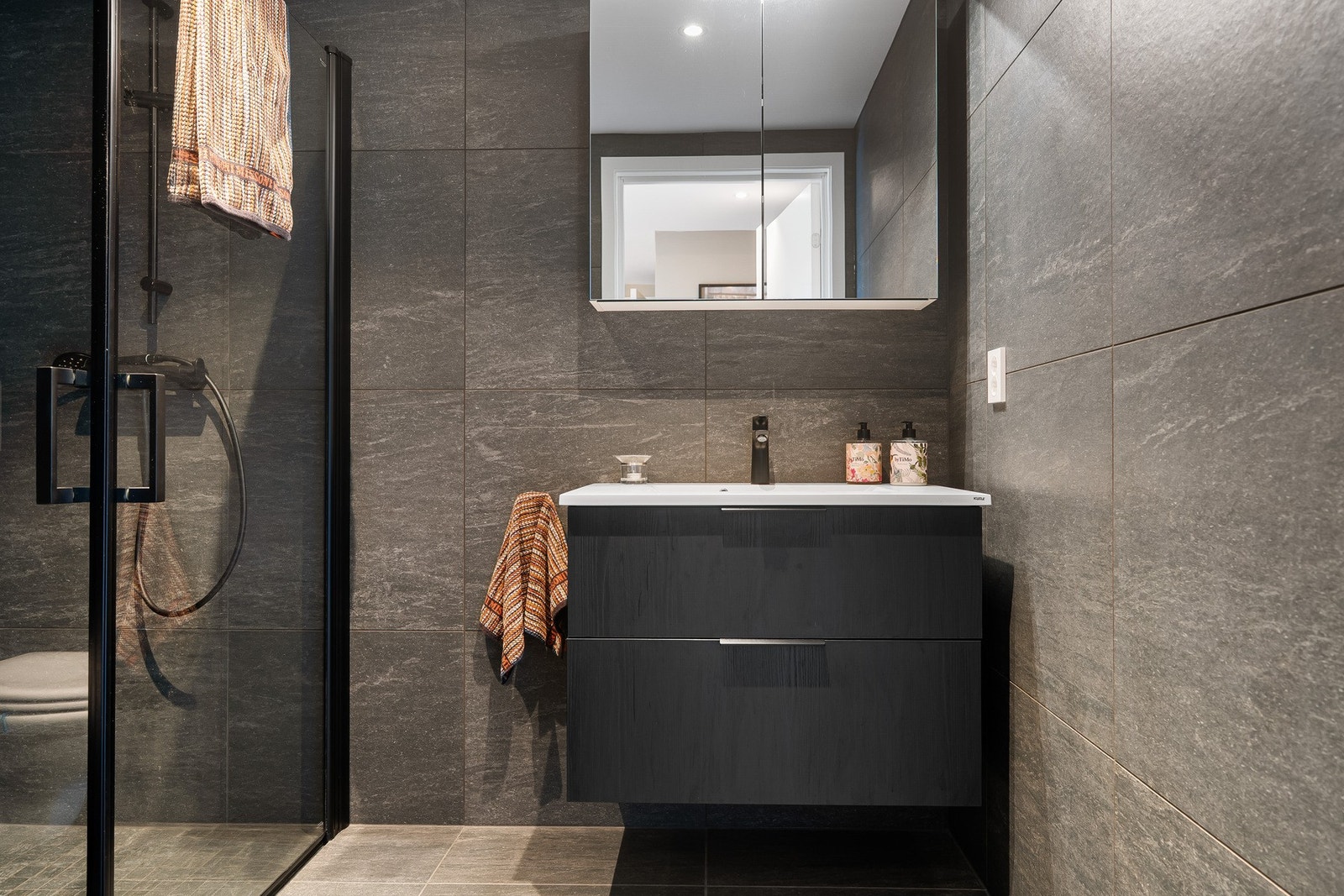 Bad nr 2 med adkomst fra entreen. Galleribilde